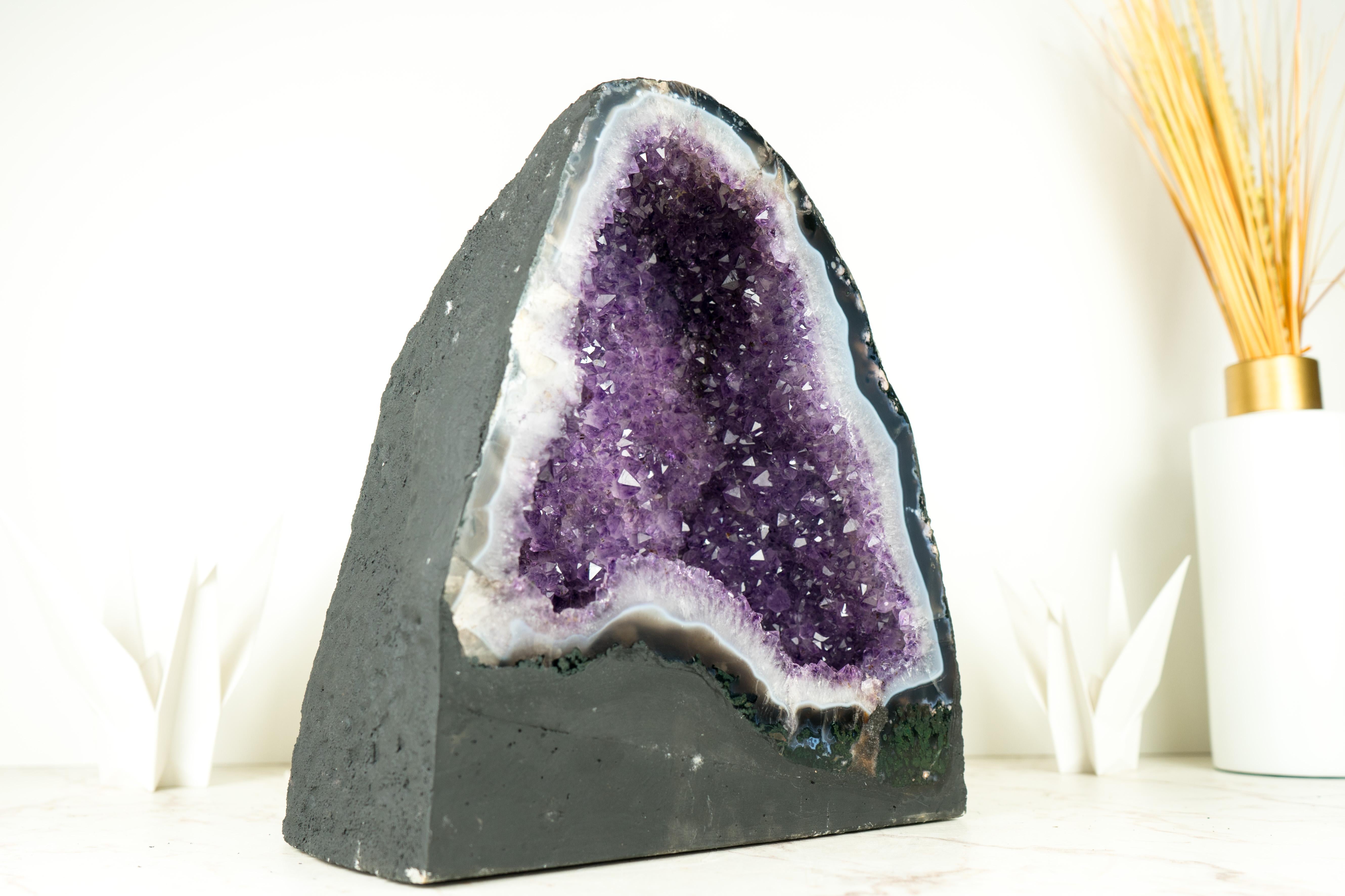 XXI secolo e contemporaneo Nature Geode di ametista viola scintillante Geode di agata a bande blu cattedrale in vendita