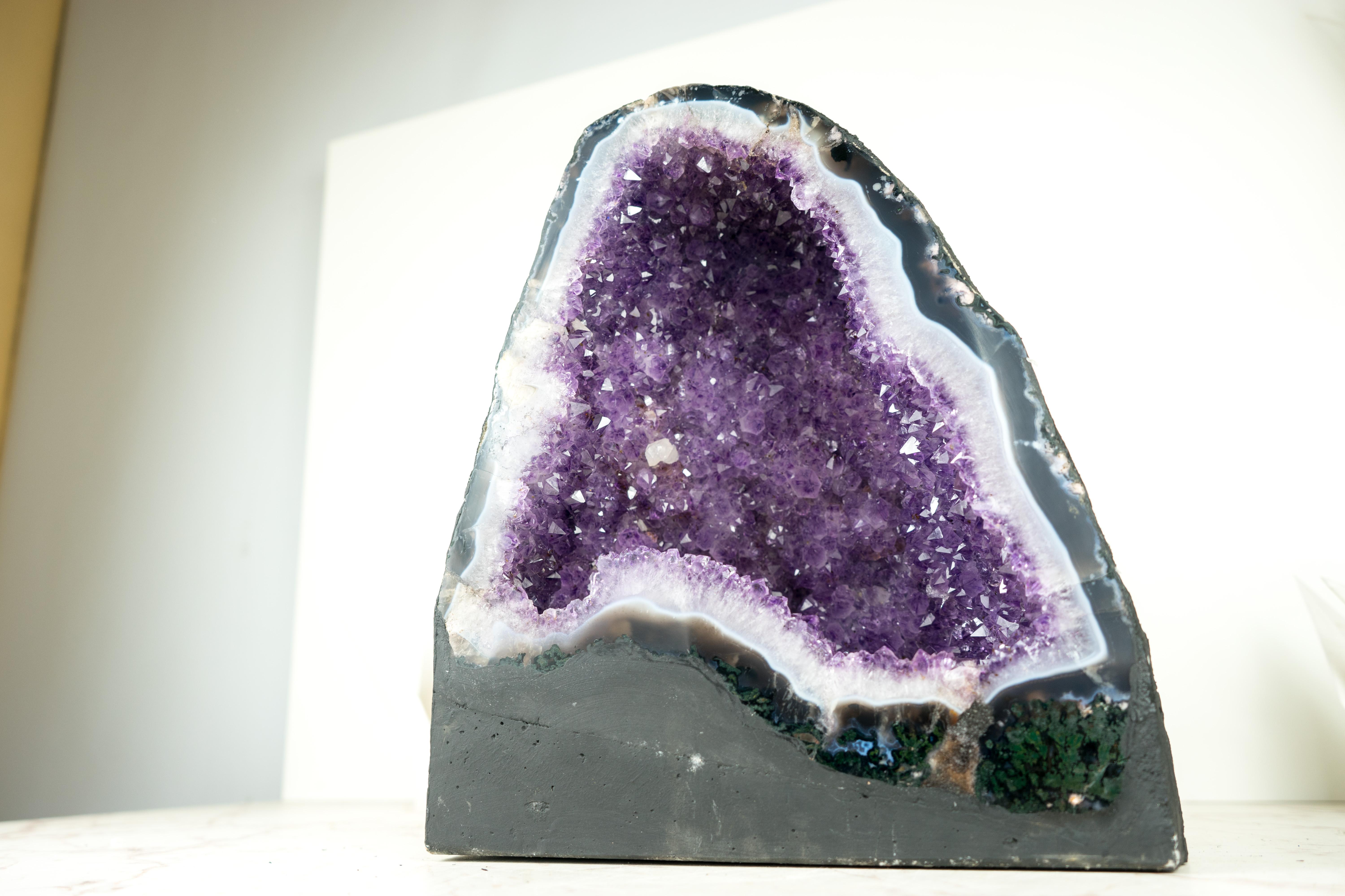 Agata Nature Geode di ametista viola scintillante Geode di agata a bande blu cattedrale in vendita