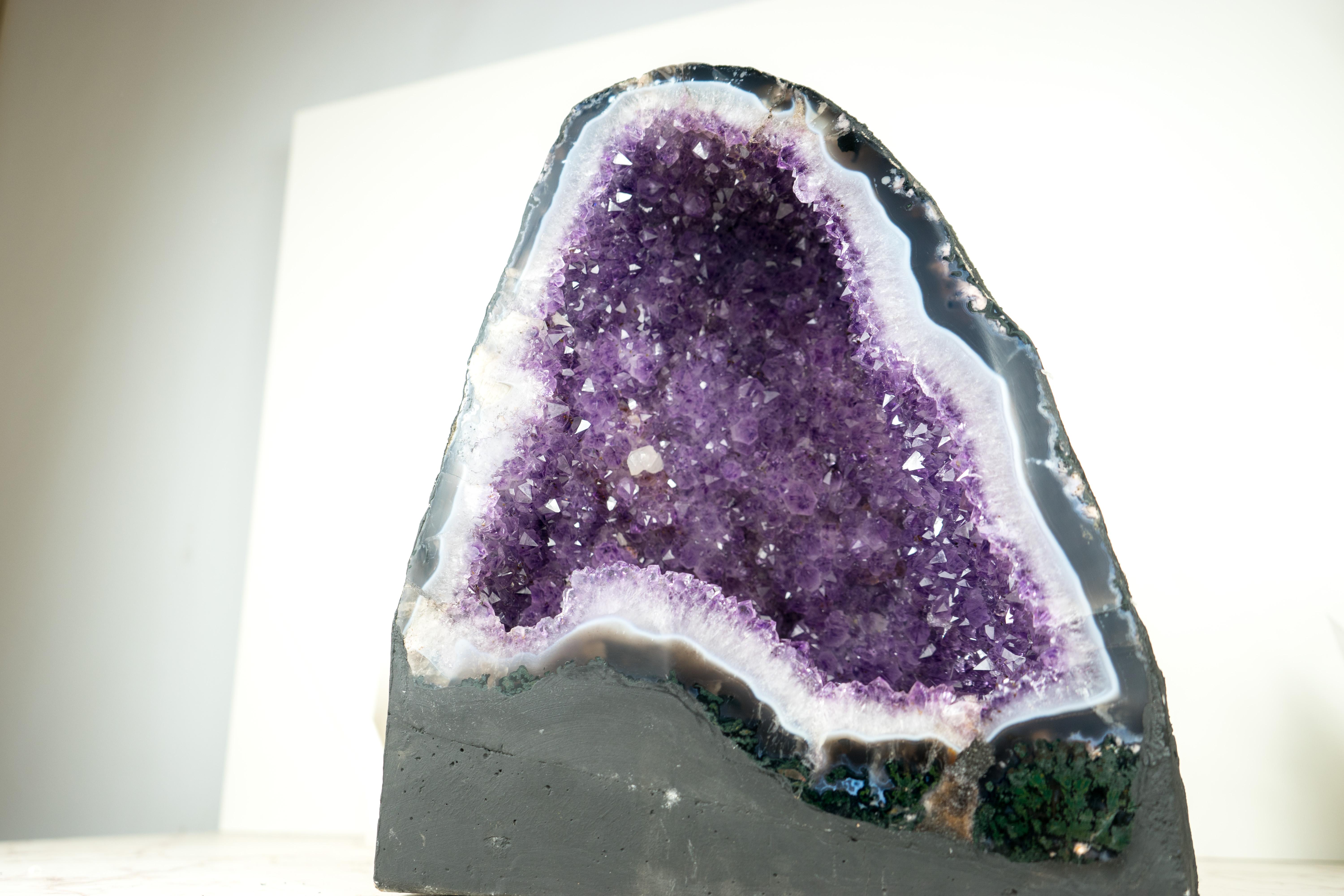 Nature Geode di ametista viola scintillante Geode di agata a bande blu cattedrale in vendita 1