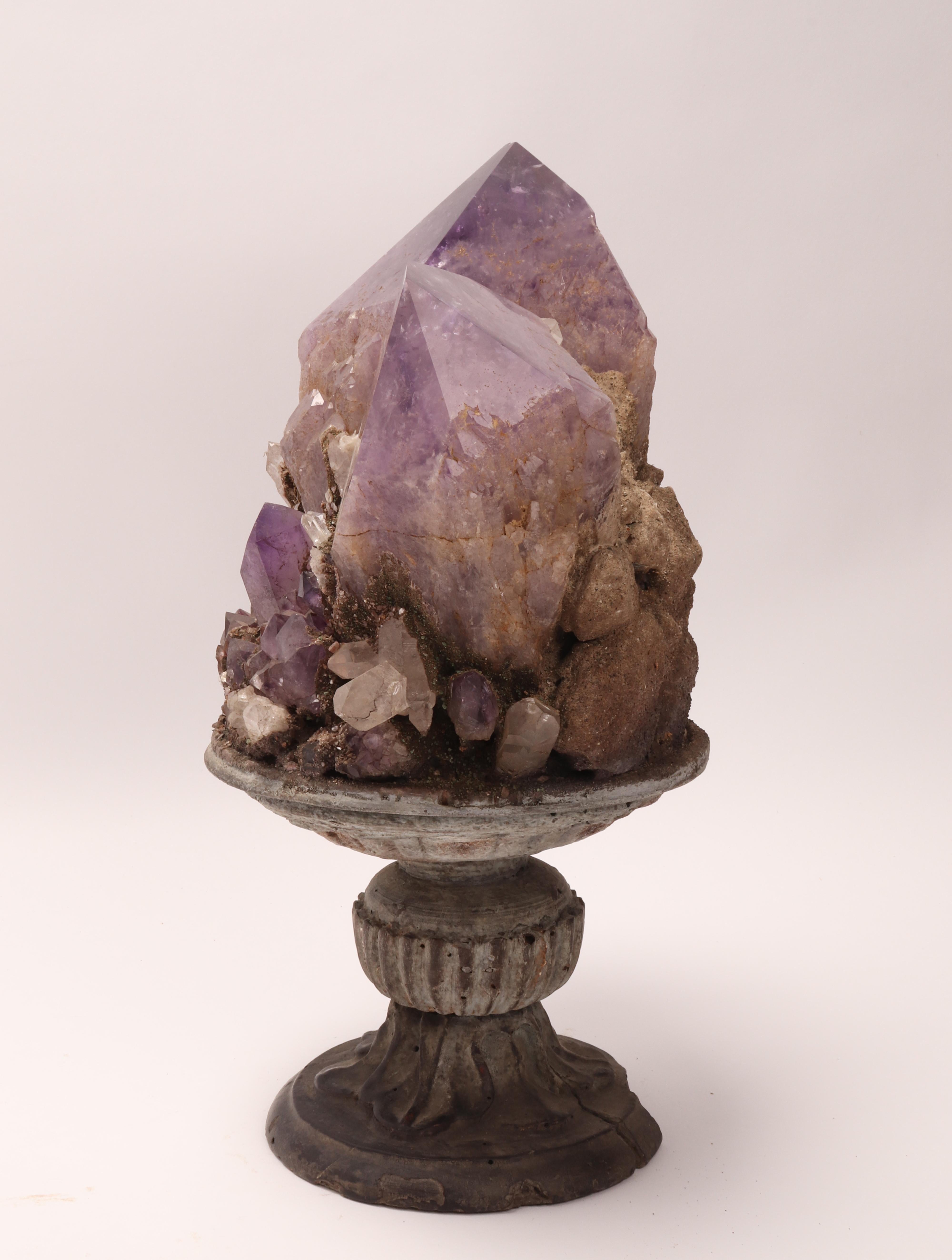 Natürliches Naturexemplar einer Gruppe von Amethystkristallen, Italien, 1880 (Spätes 19. Jahrhundert) im Angebot