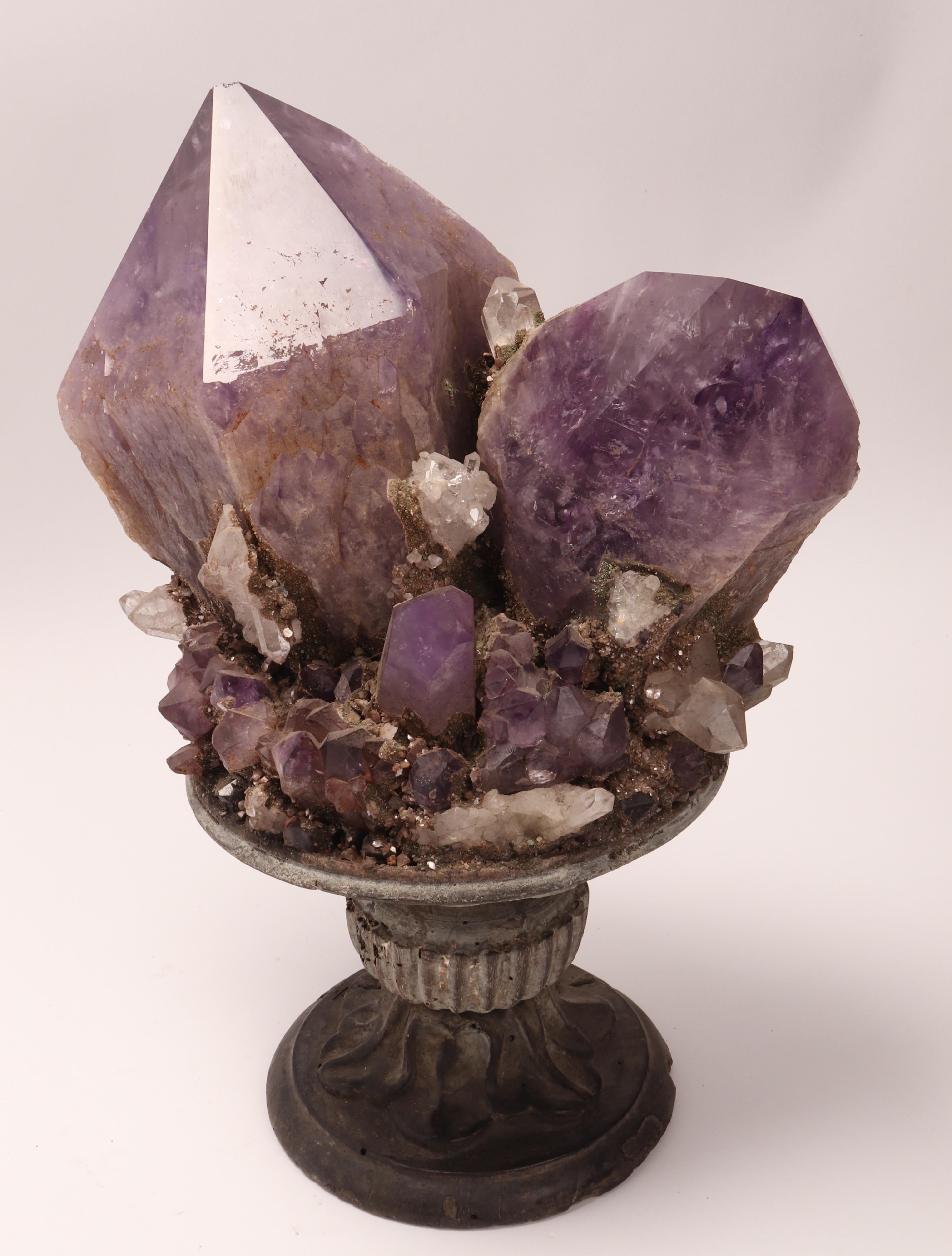 Natürliches Naturexemplar einer Gruppe von Amethystkristallen, Italien, 1880 im Angebot 3