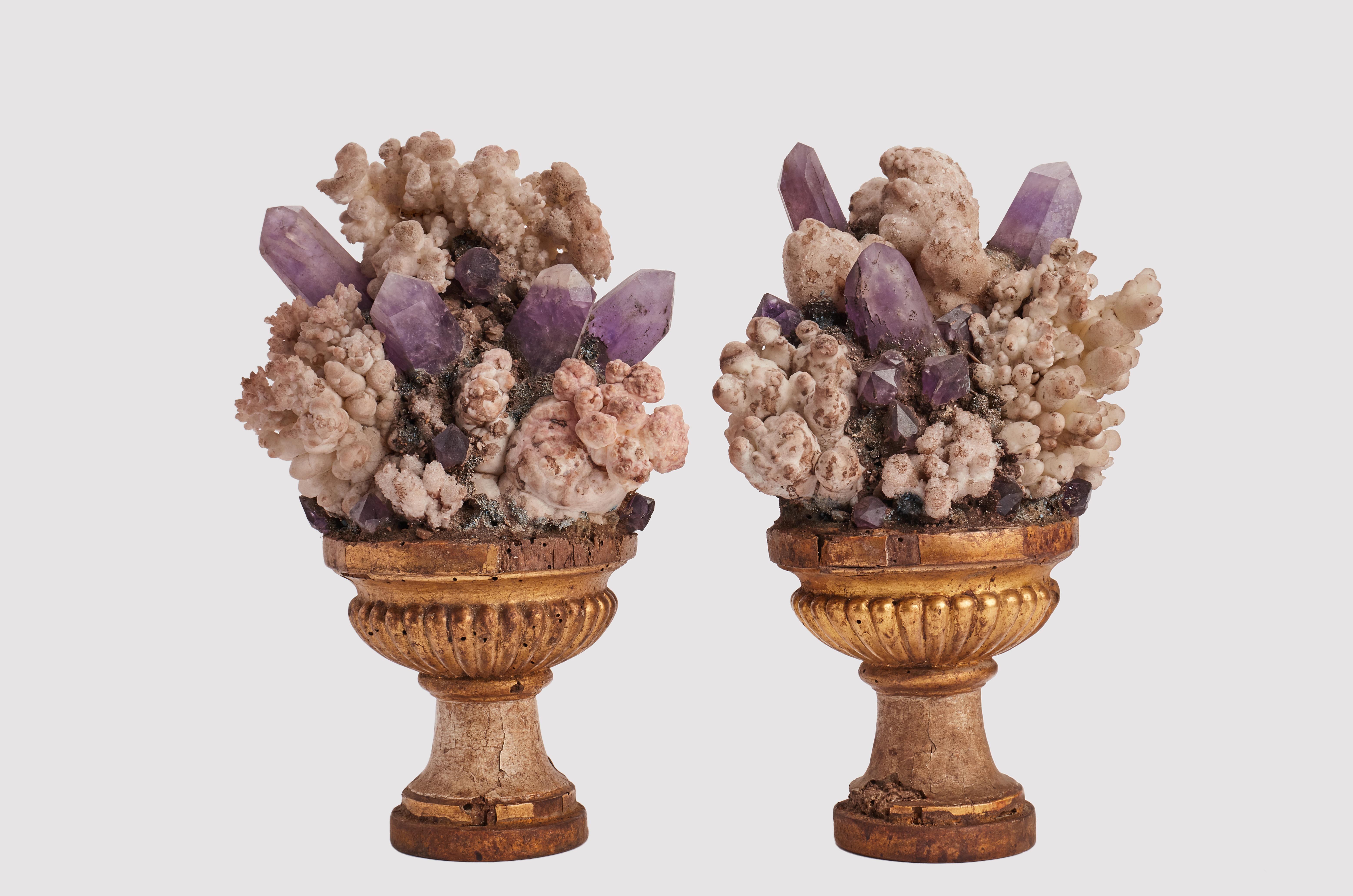 Un esemplare di minerale Naturalia. Coppia di cristalli di ametista e calcite, montati su basi di legno placcate Guild a forma di vaso. Italia circa 1880.