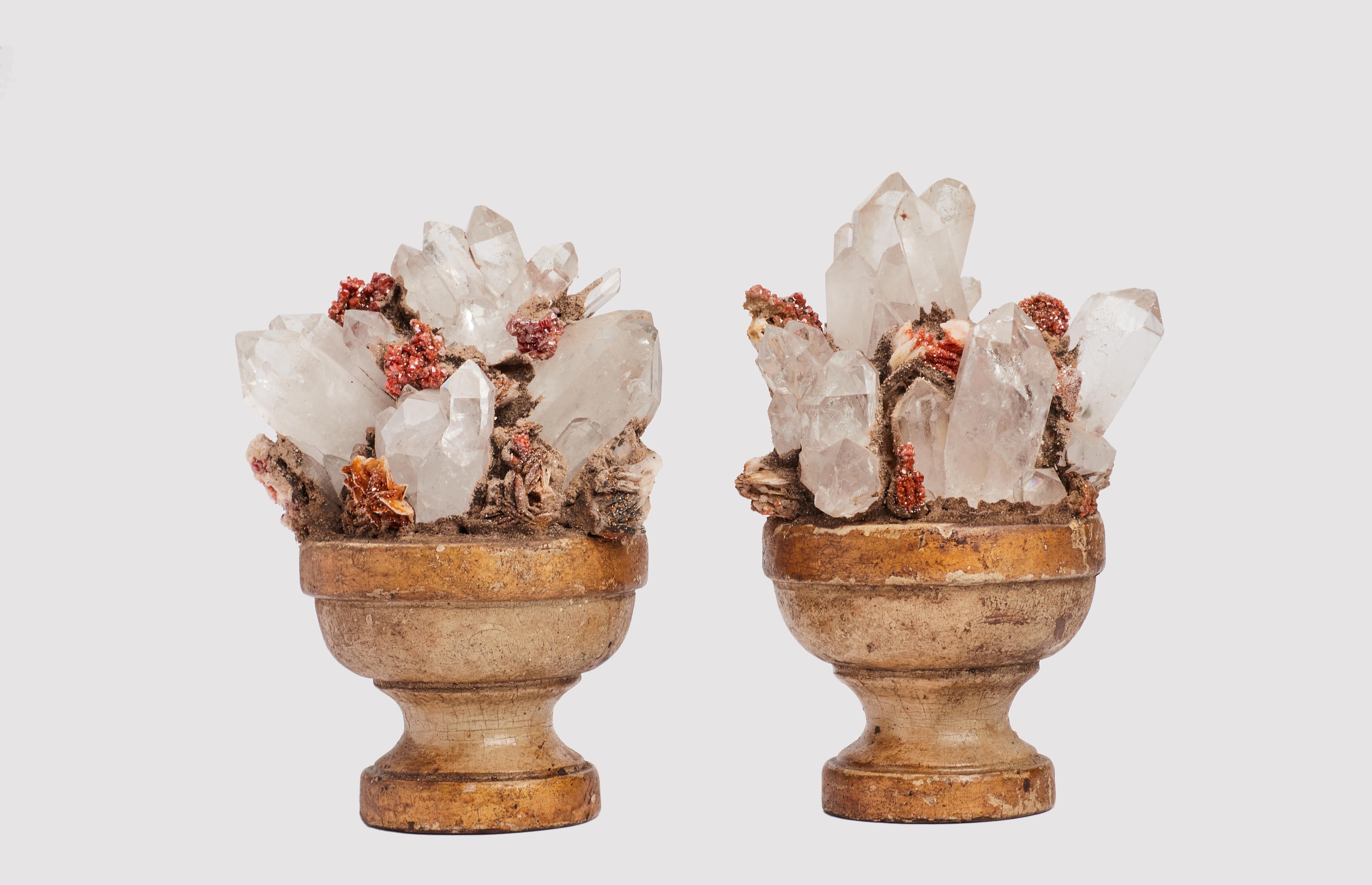 Eine Naturalia-Mineralprobe. Ein Paar Vanadinit- und Quarzkristalle auf einem geschnitzten, vergoldeten und lackierten Holzsockel, weiß-beigefarben. Italien Ende des 19. Jahrhunderts.