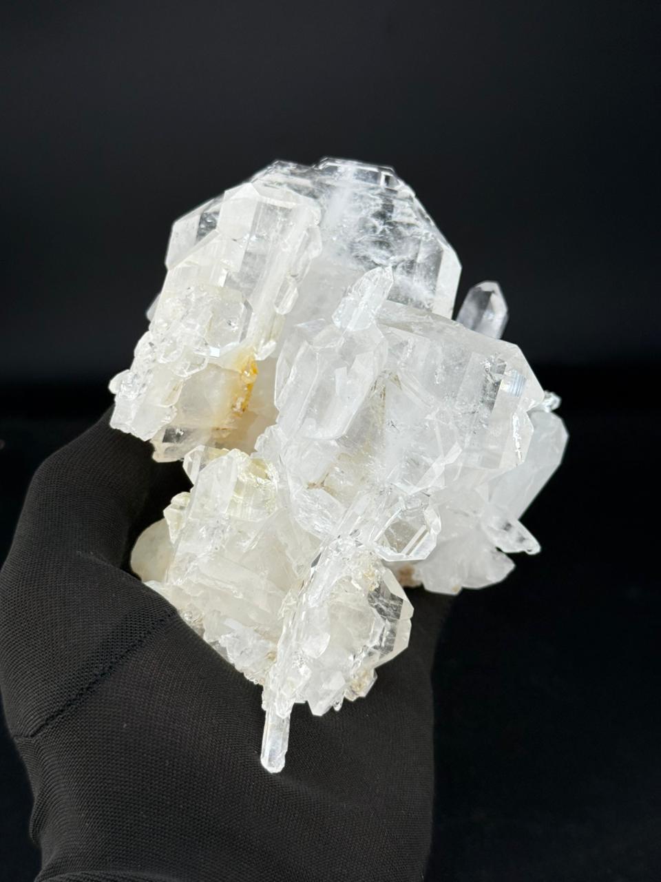 Natural Specimen Faden Quartz Cluster with Excellent Transparency from Pakistan In Excellent Condition For Sale In Peshawar, PK