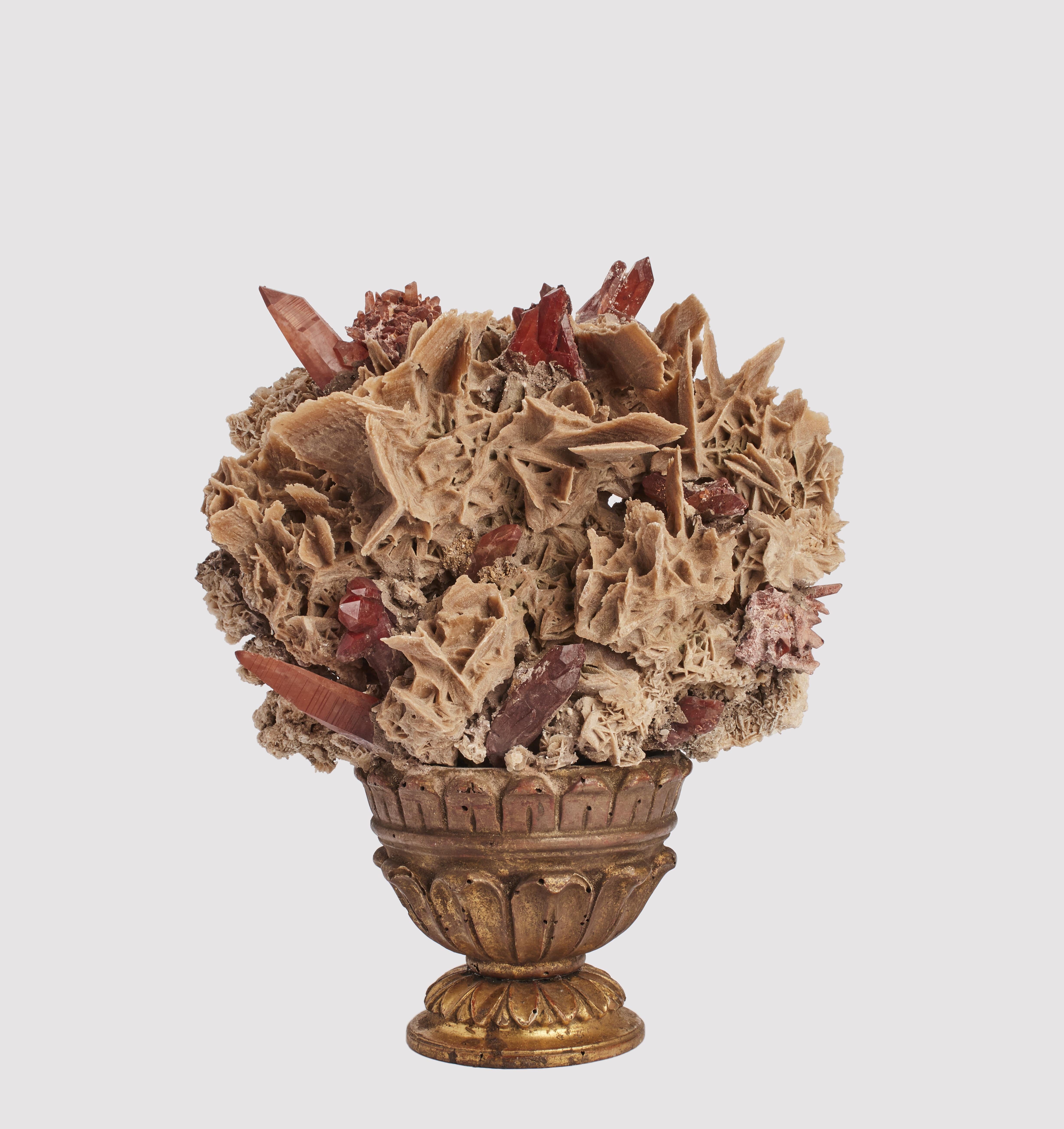 Un spécimen de minéral Naturalia provenant d'un Wunderkammer. Composition de rose du désert et de cristaux rouges, montée sur une base en bois fruitier doré en forme de vase. Italie, vers 1880.