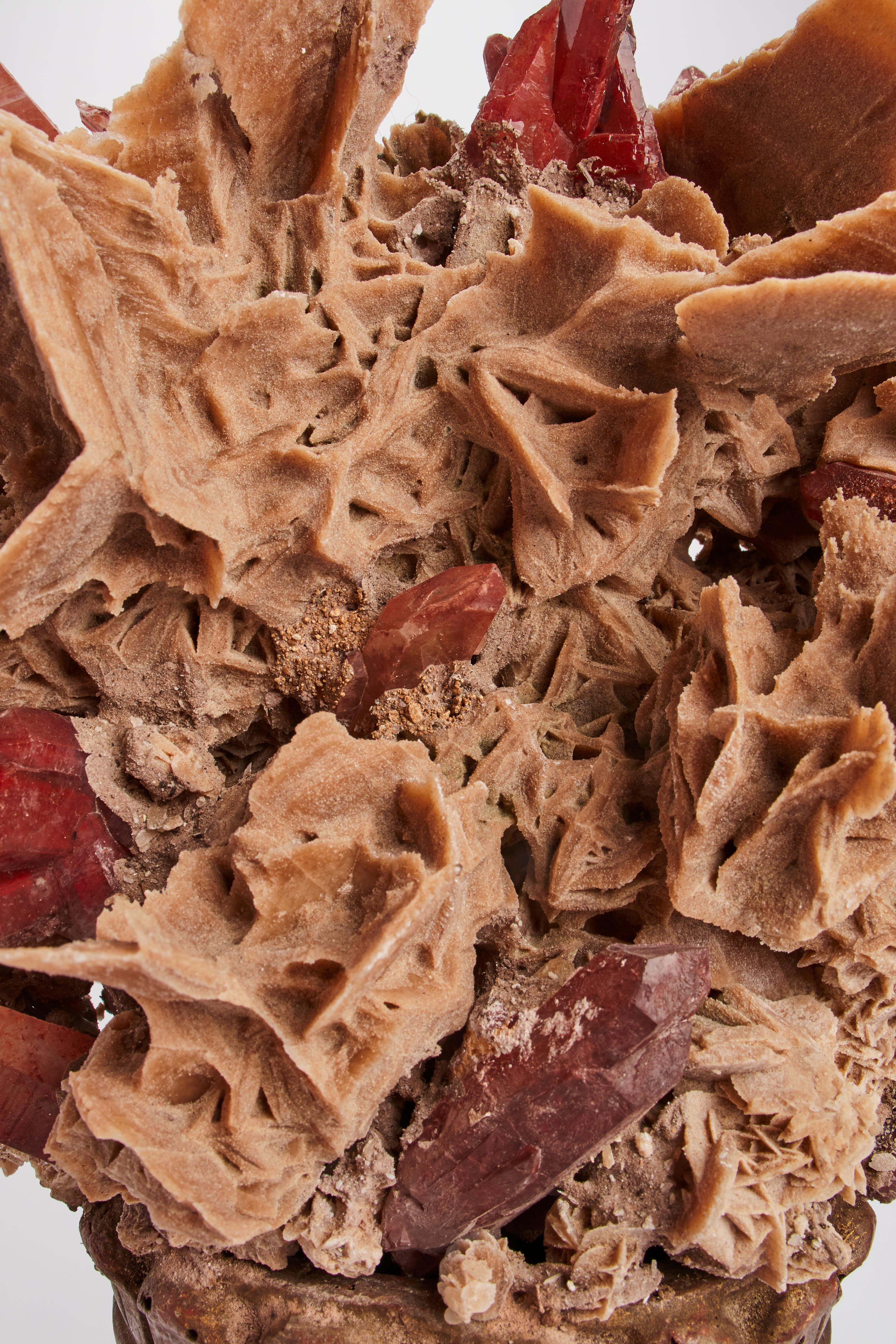 italien Spécimen naturel provenant d'un Wunderkammer : rose du désert et cristaux rouges, Italie 1880. en vente