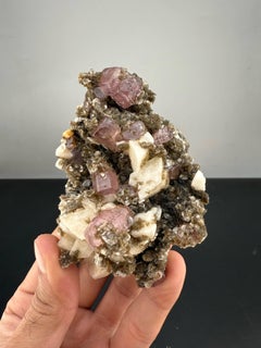 Natürliches Exemplar von Apatitkristallen auf Muskovit aus Pakistan