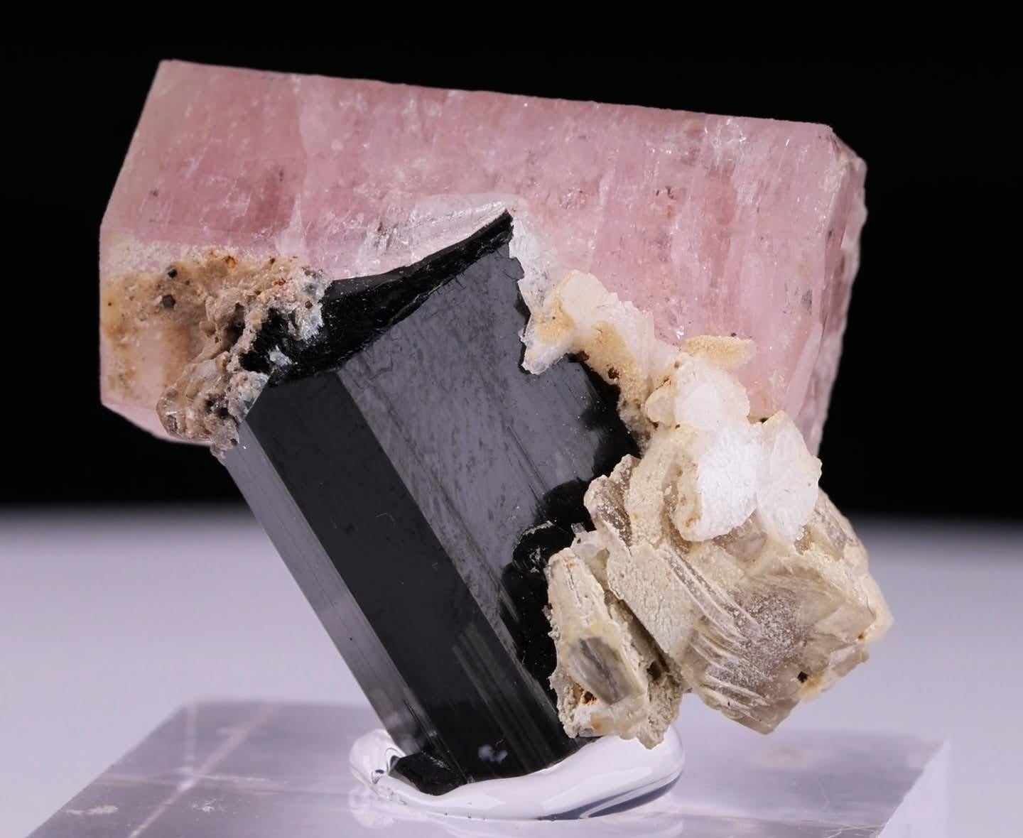 Pakistano Natural Specimen Of Apatite On Schorl Crystal From Pakistan in vendita