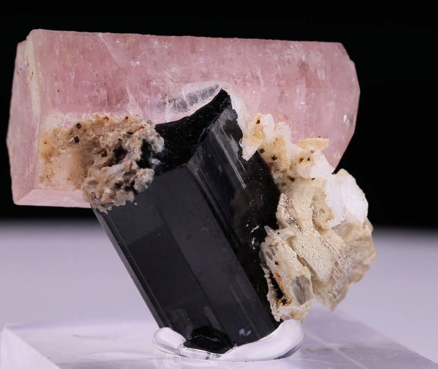 Cristallo Natural Specimen Of Apatite On Schorl Crystal From Pakistan in vendita