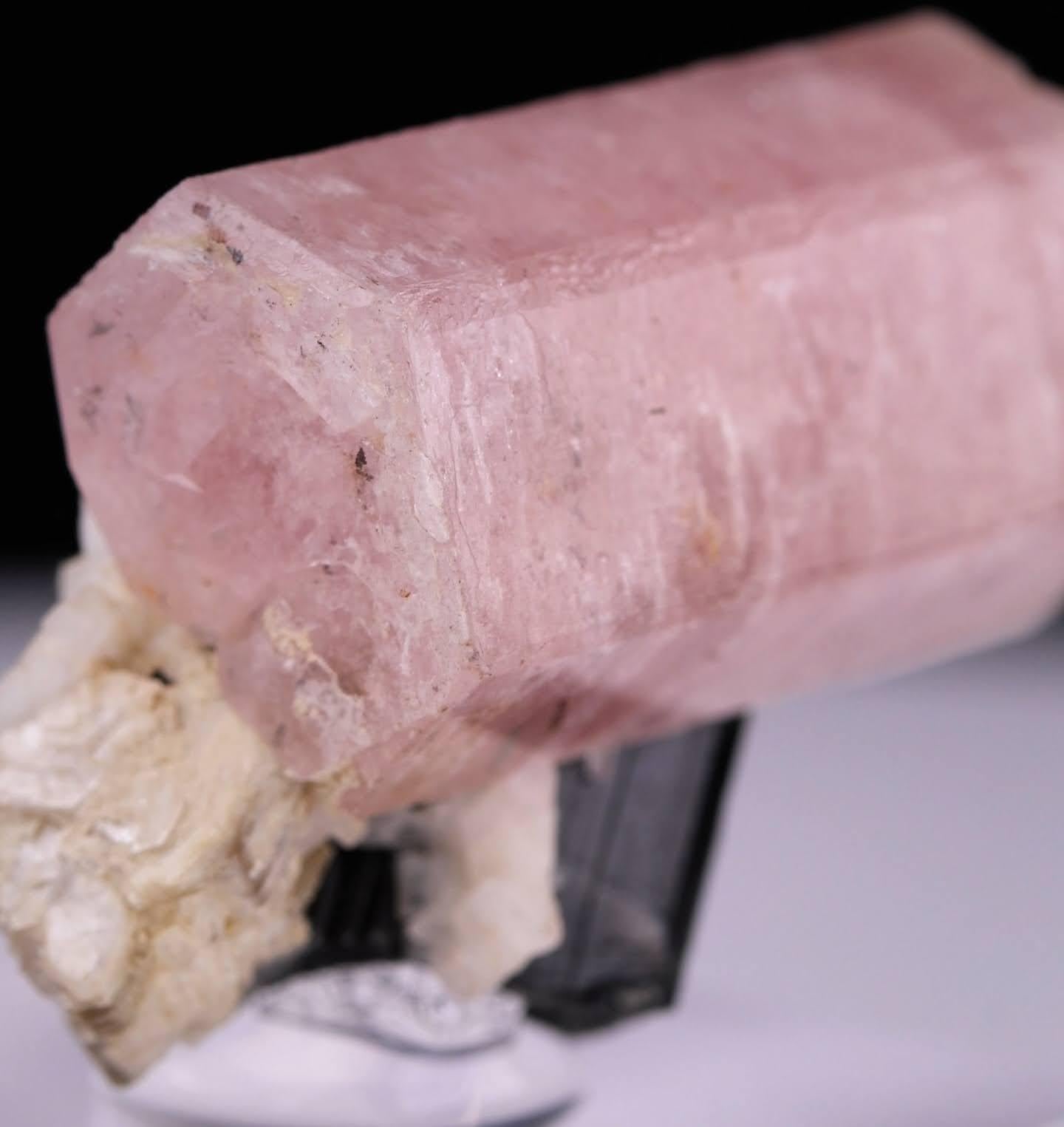 Natural Specimen Of Apatite On Schorl Crystal From Pakistan in vendita 1