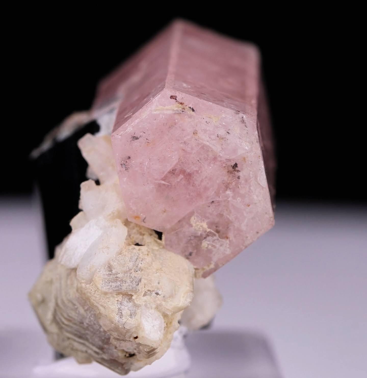 Natural Specimen Of Apatite On Schorl Crystal From Pakistan in vendita 2