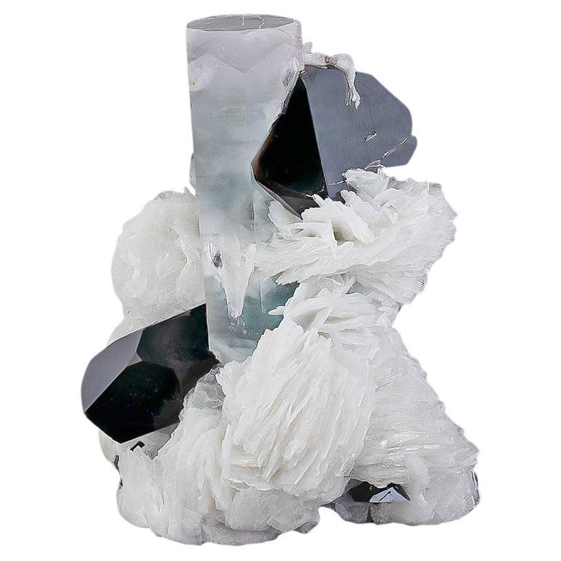 Natürliches Exemplar von Aqua-Morganit mit Rauchquarzkristallen aus Afghanistan