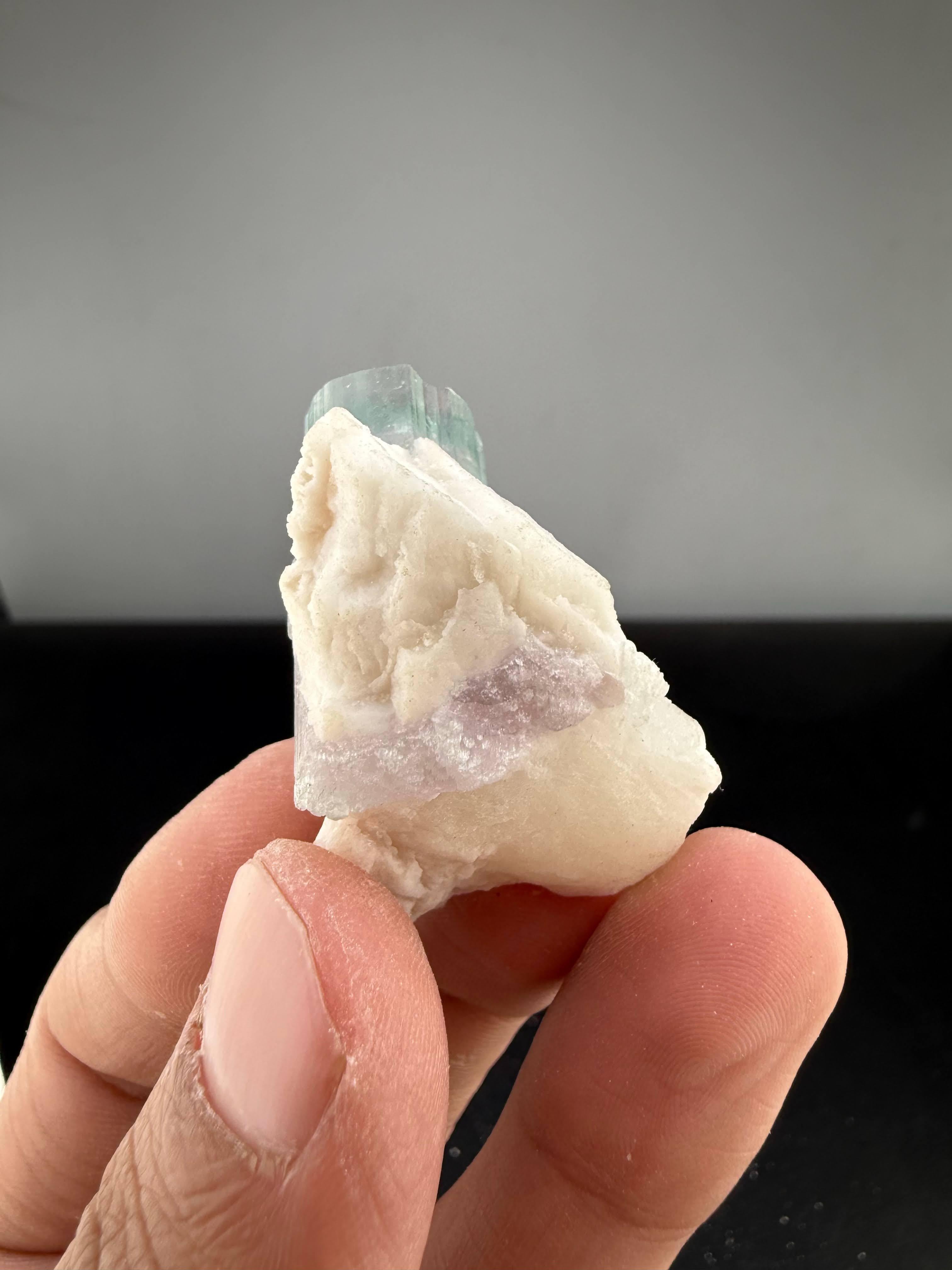 Natural Specimen Of Bi Color Tourmaline On Albite From Afghanistan in vendita 1