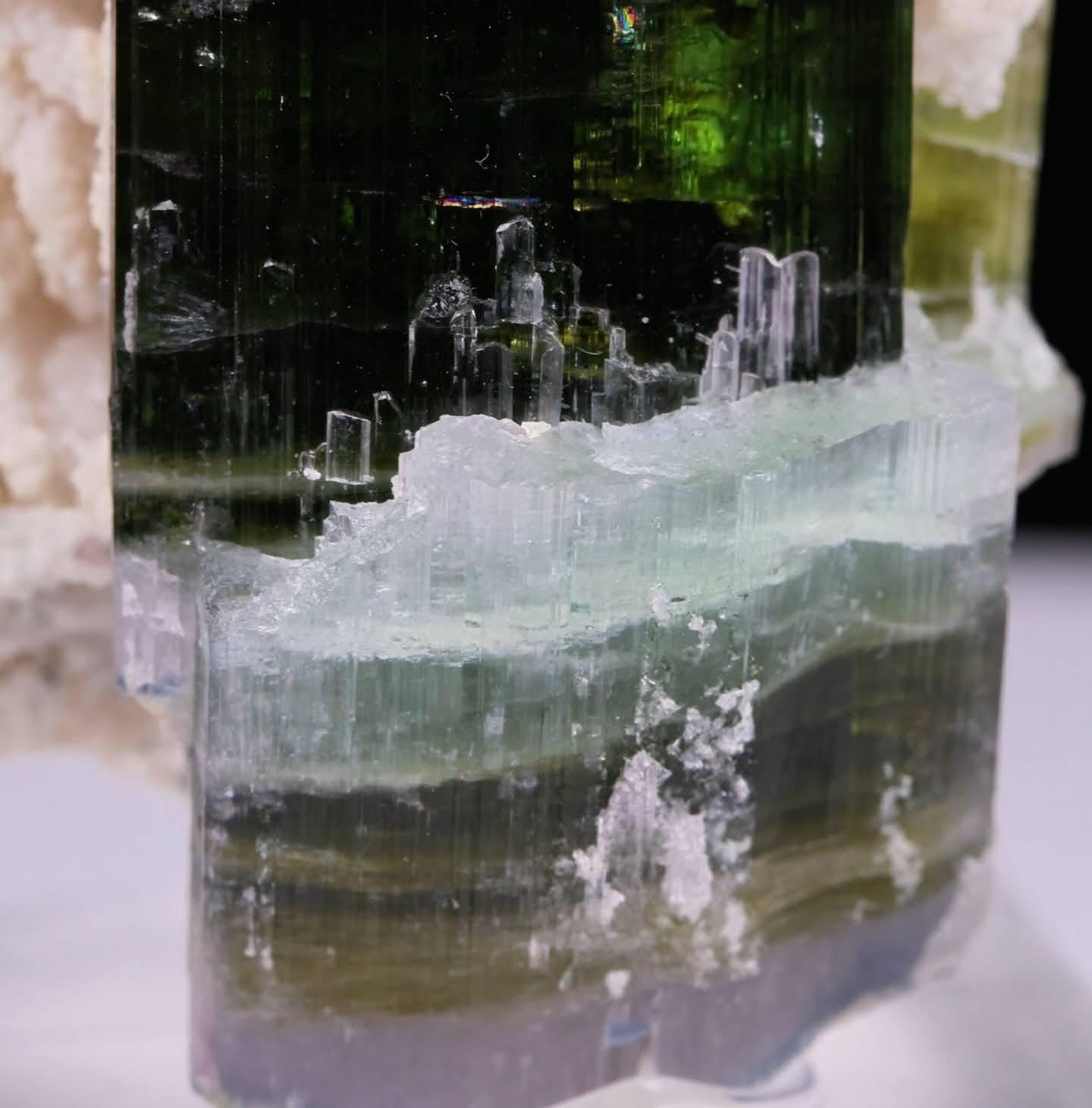 Natürliches Exemplar eines zweifarbigen Turmalins auf Cleavelandit aus Afghanistan im Zustand „Gut“ im Angebot in Peshawar, PK