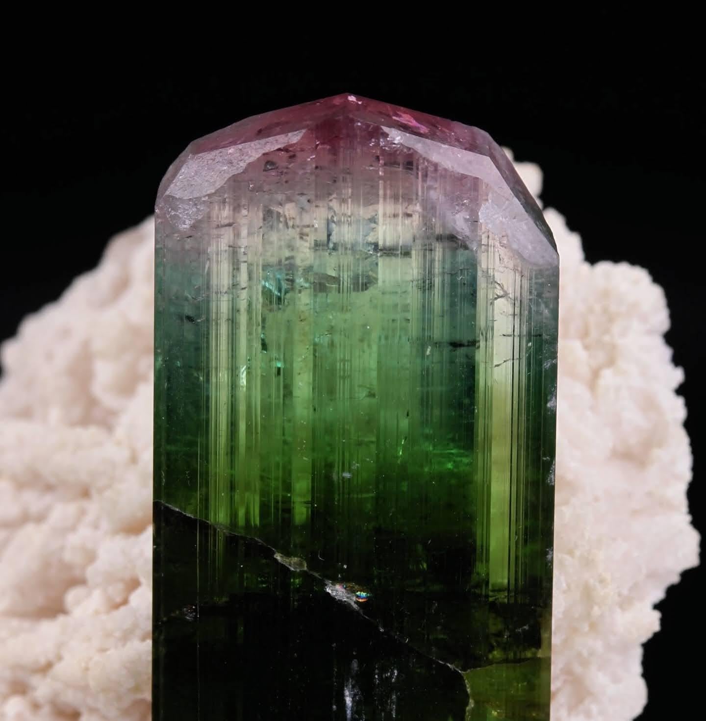 Natürliches Exemplar eines zweifarbigen Turmalins auf Cleavelandit aus Afghanistan (21. Jahrhundert und zeitgenössisch) im Angebot