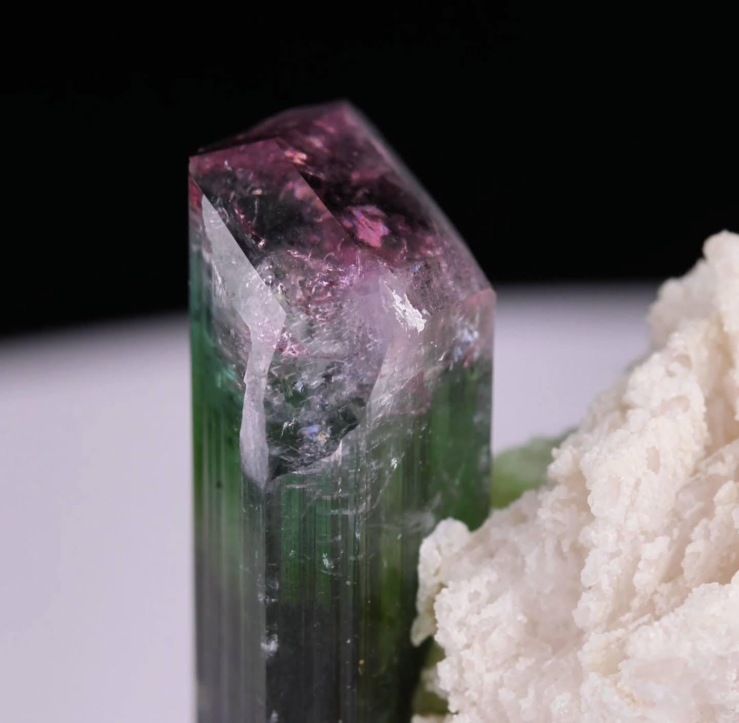 Natürliches Exemplar eines zweifarbigen Turmalins auf Cleavelandit aus Afghanistan im Angebot 2