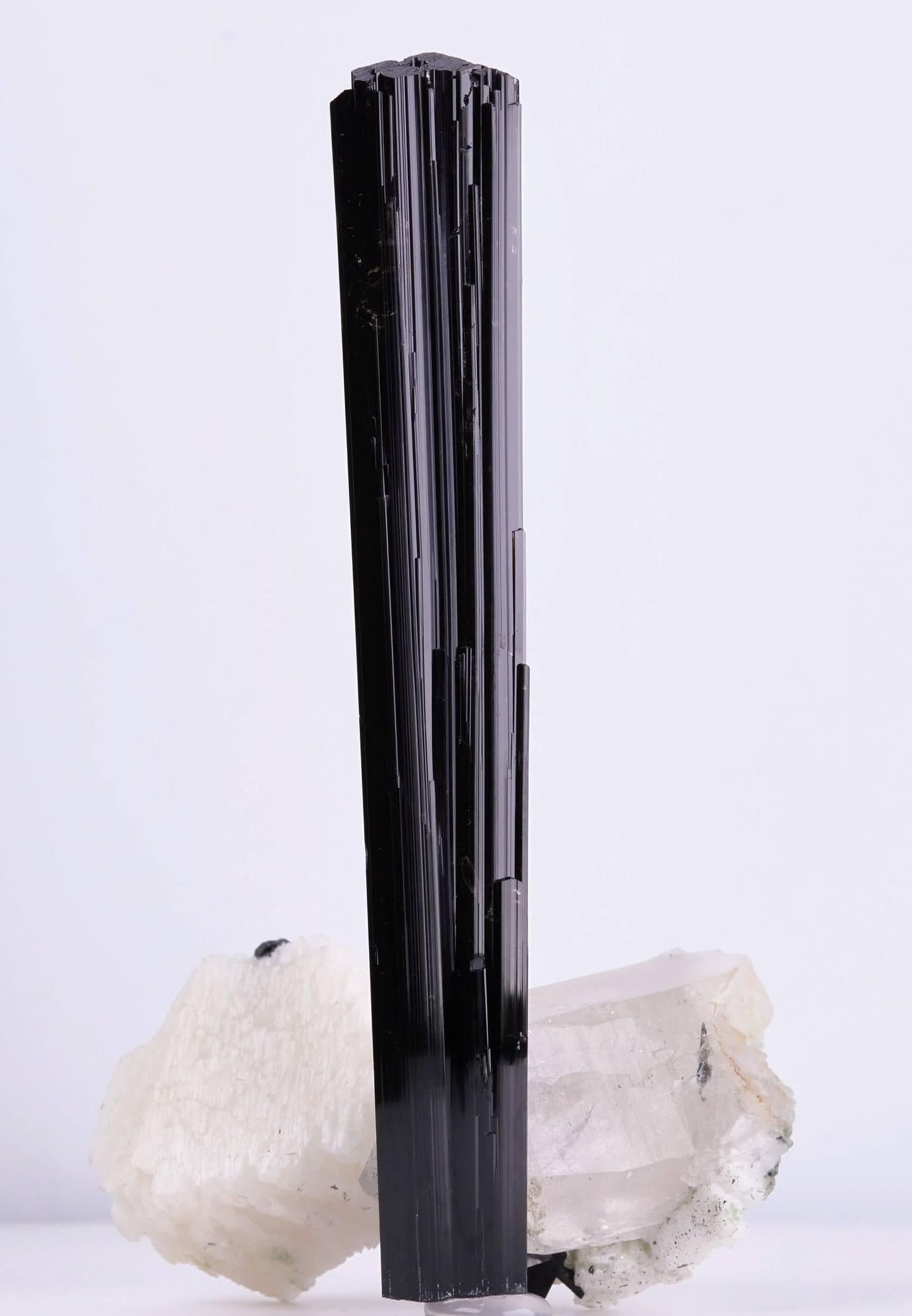 Spécimen naturel de Schorl noir sur cristaux de quartz du Pakistan en vente 4