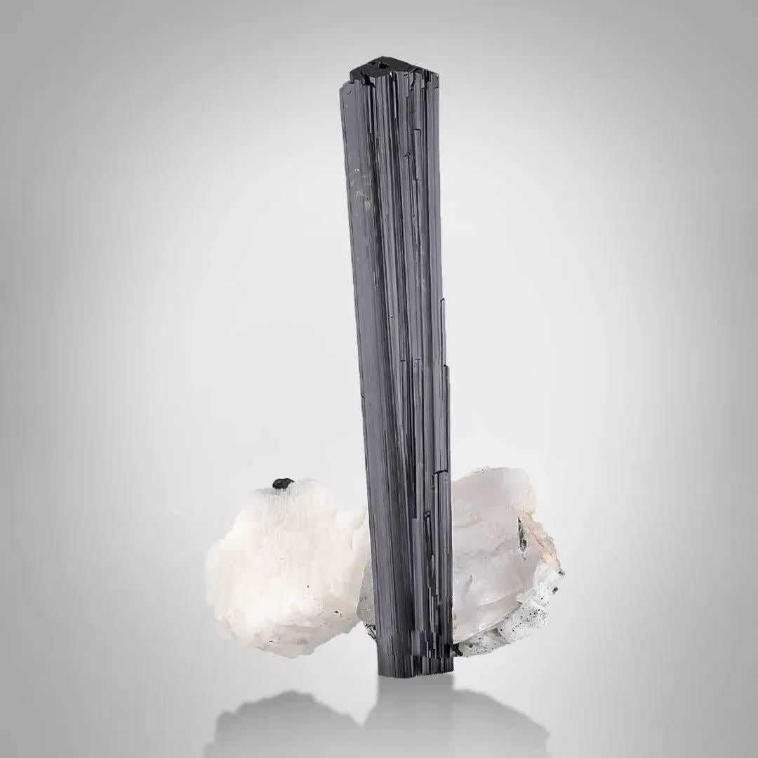 Art déco Spécimen naturel de Schorl noir sur cristaux de quartz du Pakistan en vente