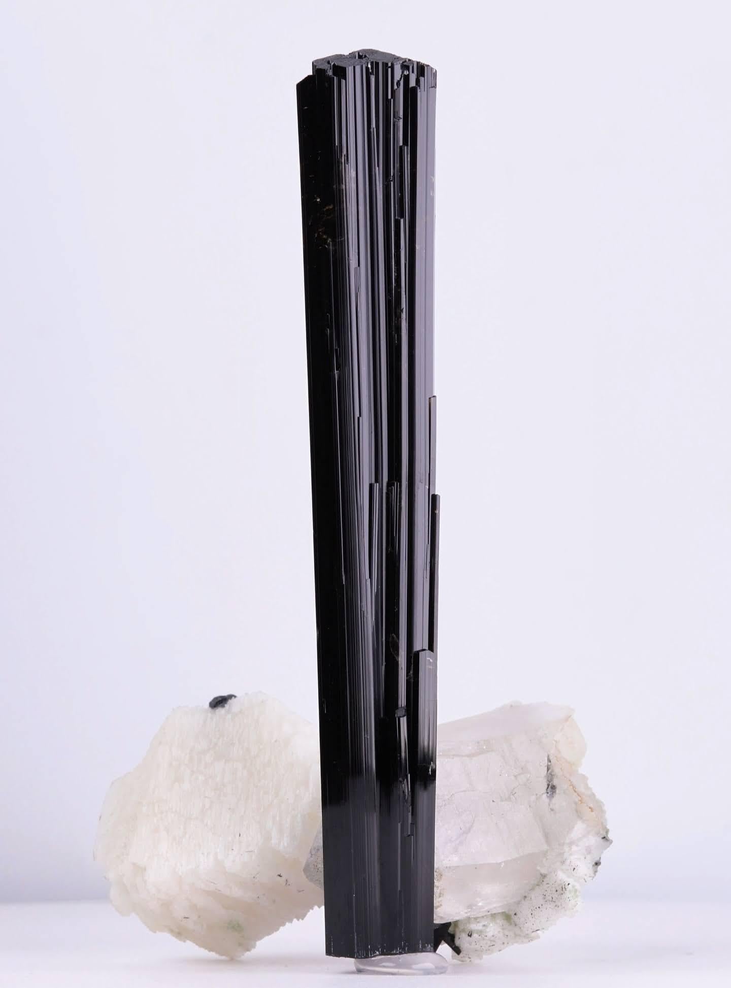 Pakistanais Spécimen naturel de Schorl noir sur cristaux de quartz du Pakistan en vente