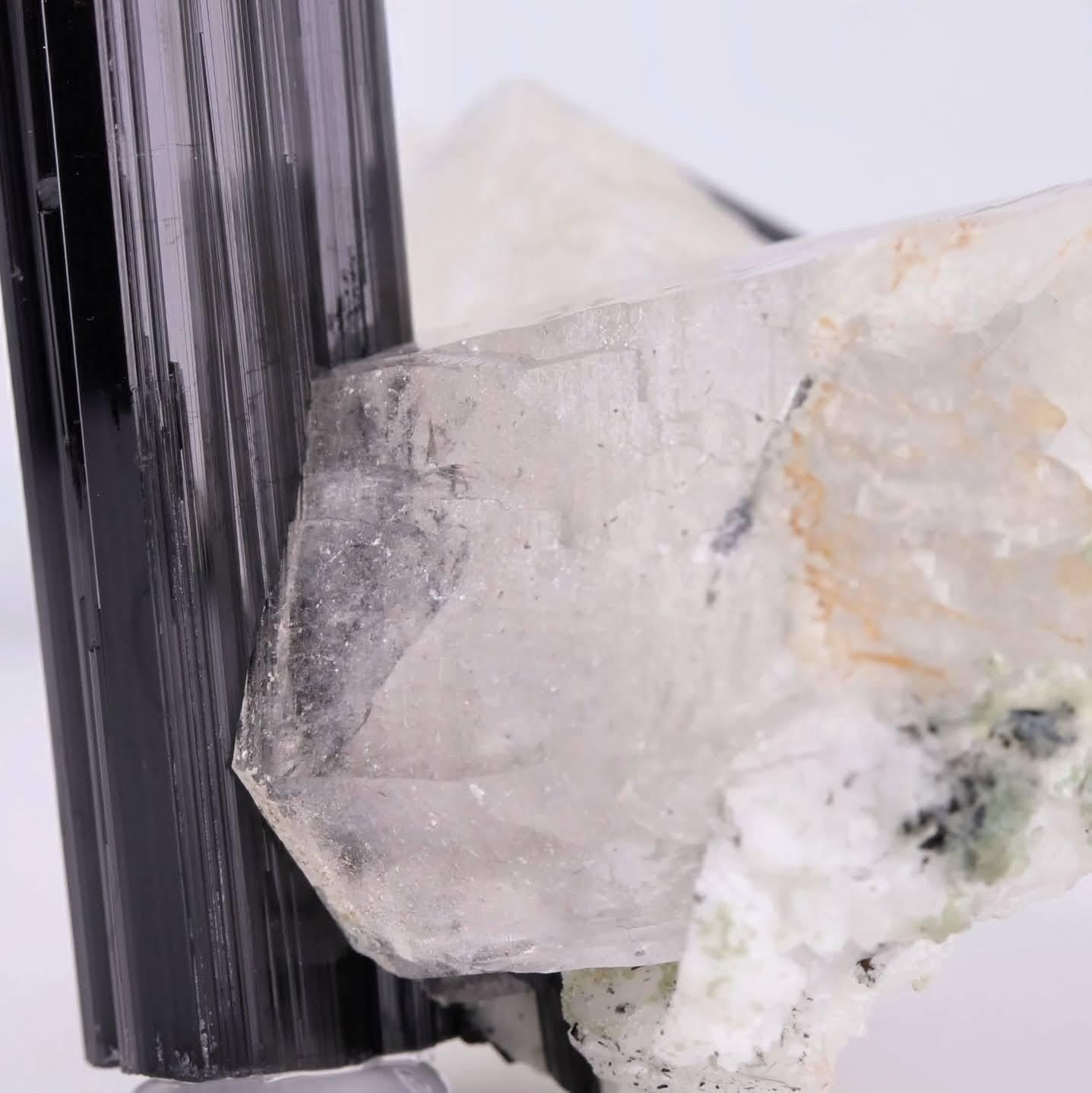 XXIe siècle et contemporain Spécimen naturel de Schorl noir sur cristaux de quartz du Pakistan en vente