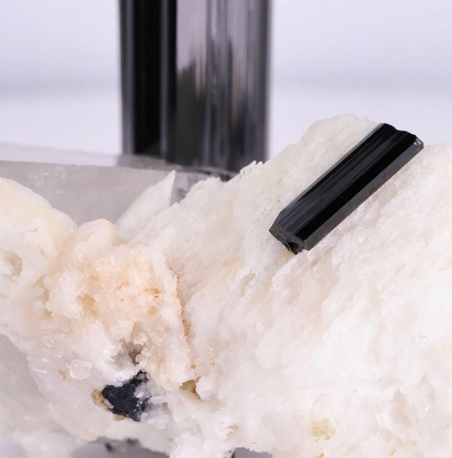 Cristal Spécimen naturel de Schorl noir sur cristaux de quartz du Pakistan en vente