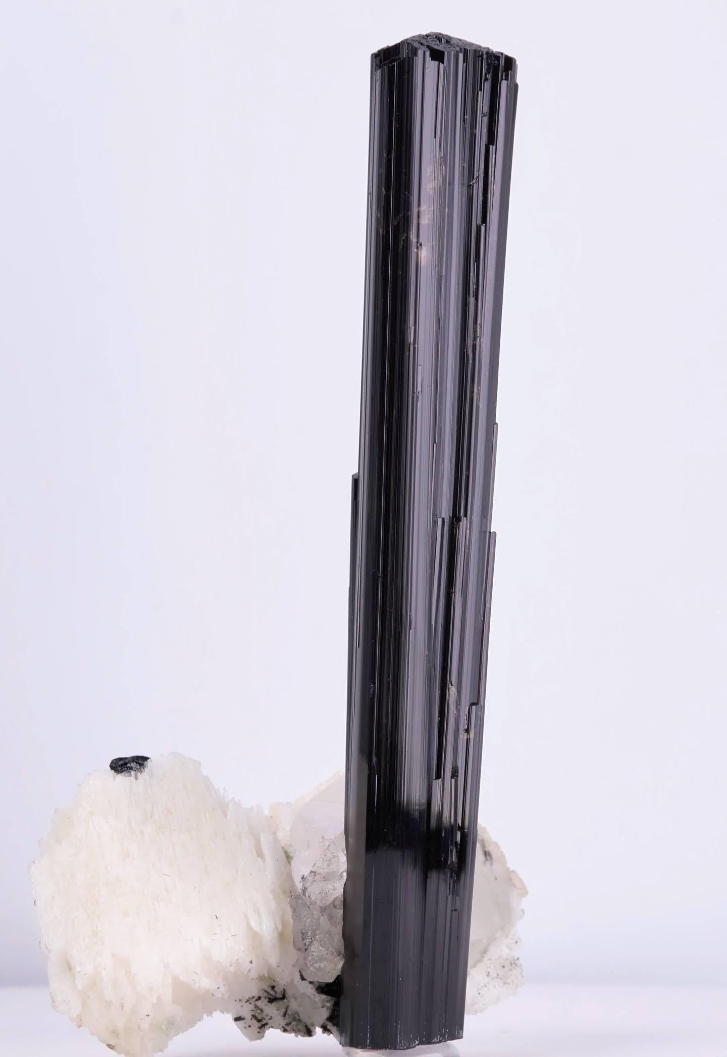 Spécimen naturel de Schorl noir sur cristaux de quartz du Pakistan en vente 1