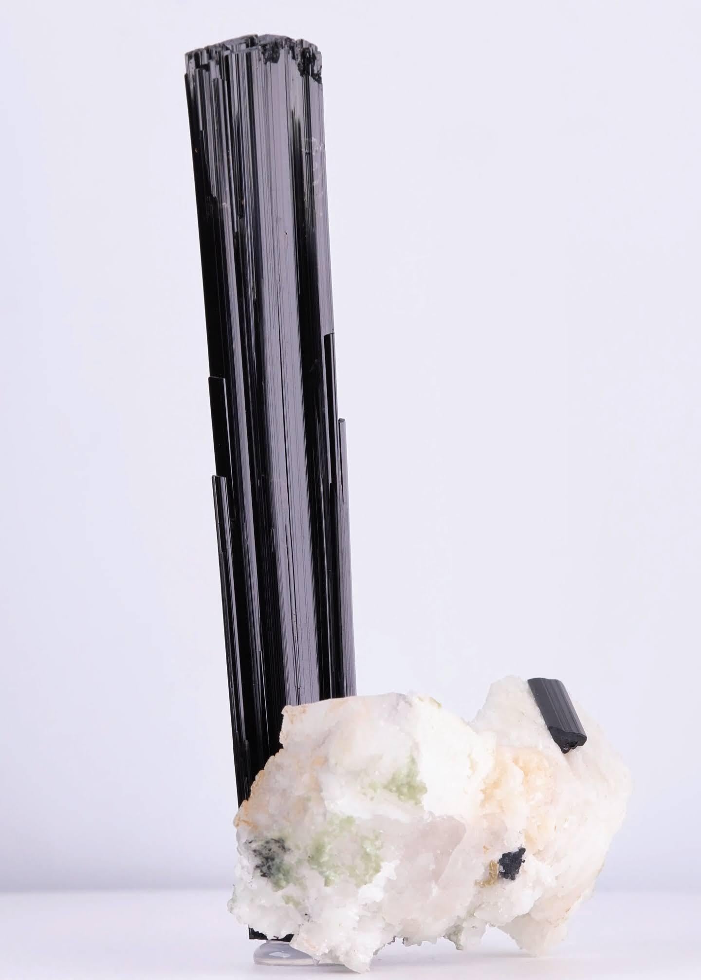 Spécimen naturel de Schorl noir sur cristaux de quartz du Pakistan en vente 2