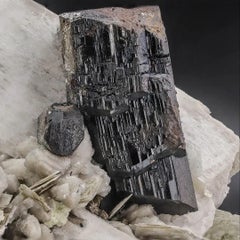 Spécimen naturel de cristal de tantalite noire sur albite provenant d'Afghanistan