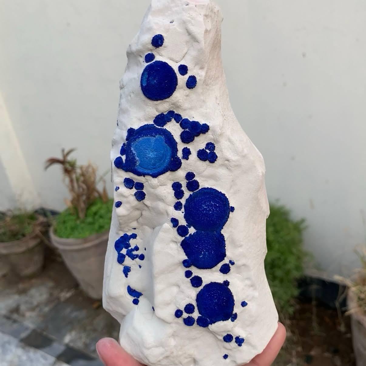 Australiano Esemplare naturale di cristalli di azzurrite su caolinite dall'Australia in vendita