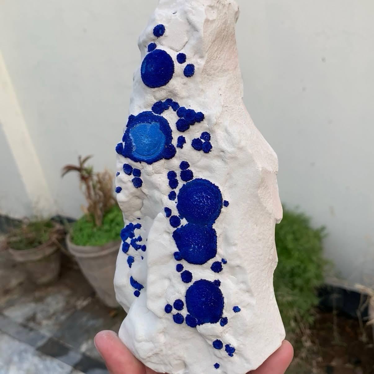 Esemplare naturale di cristalli di azzurrite su caolinite dall'Australia In condizioni buone in vendita a Peshawar, PK