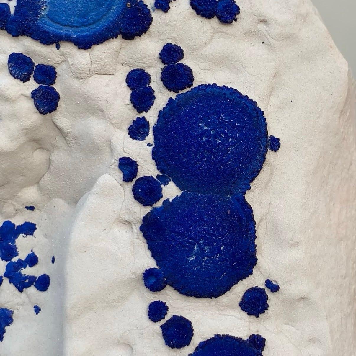 Cristallo di rocca Esemplare naturale di cristalli di azzurrite su caolinite dall'Australia in vendita