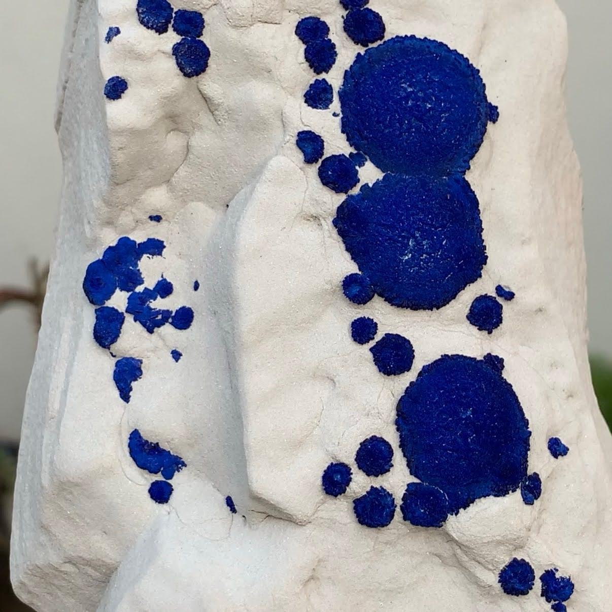 Esemplare naturale di cristalli di azzurrite su caolinite dall'Australia in vendita 1