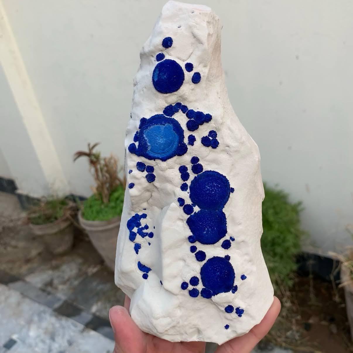 Esemplare naturale di cristalli di azzurrite su caolinite dall'Australia in vendita 2