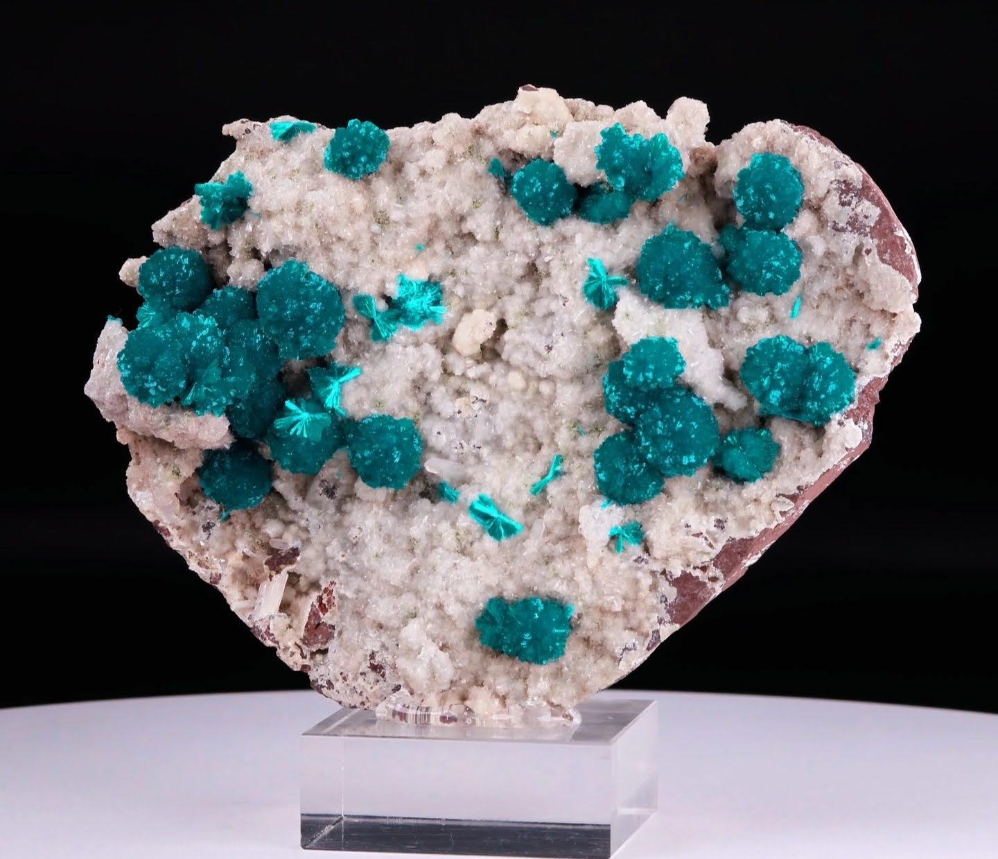 Natural Specimen Of Blue Cavansite Crystals On Matrix From India Art Decó en venta