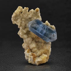Spécimen naturel de cristaux de célestine bleue sur calcite provenant d'Afghanistan