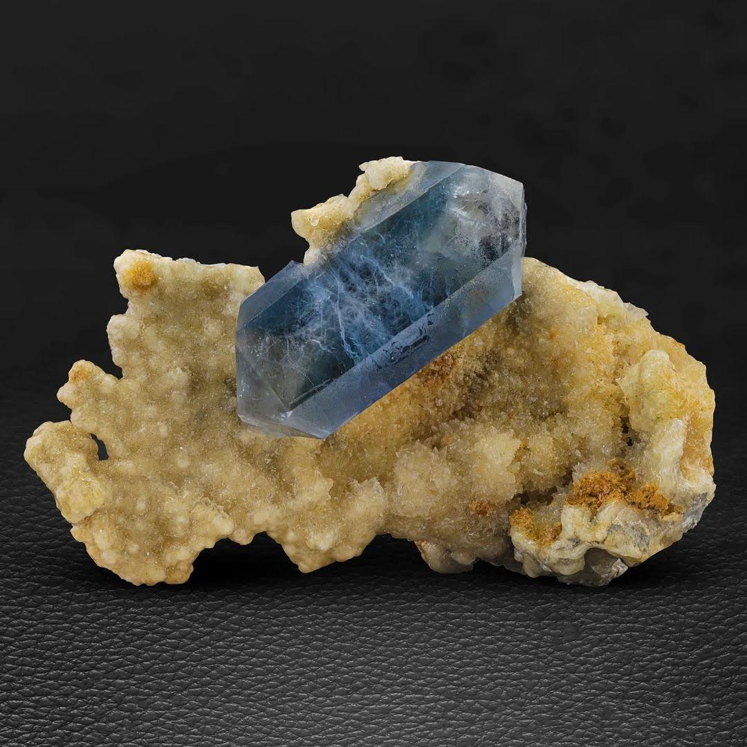 Espécimen Natural De Cristales De Celestita Azul Sobre Calcita De Afganistán Estilo Adán en venta