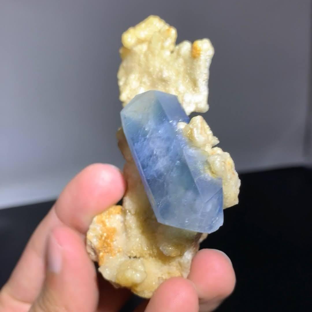 Espécimen Natural De Cristales De Celestita Azul Sobre Calcita De Afganistán Siglo XXI y contemporáneo en venta
