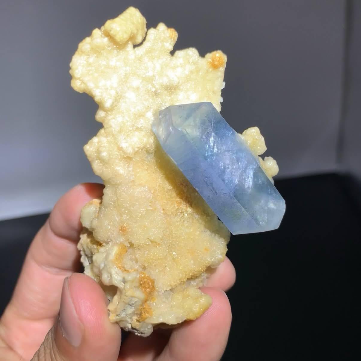 Espécimen Natural De Cristales De Celestita Azul Sobre Calcita De Afganistán en venta 2