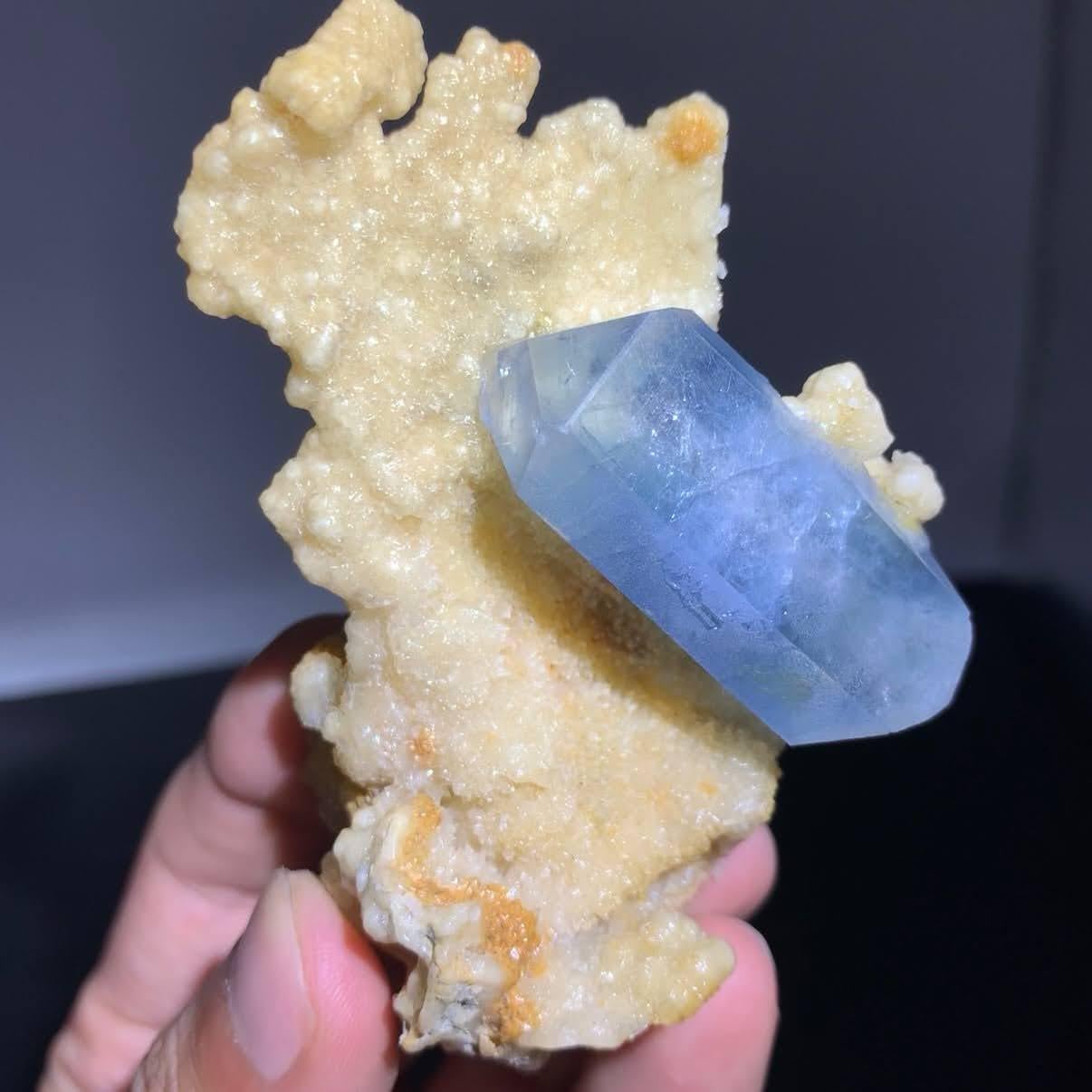 Espécimen Natural De Cristales De Celestita Azul Sobre Calcita De Afganistán en venta 3