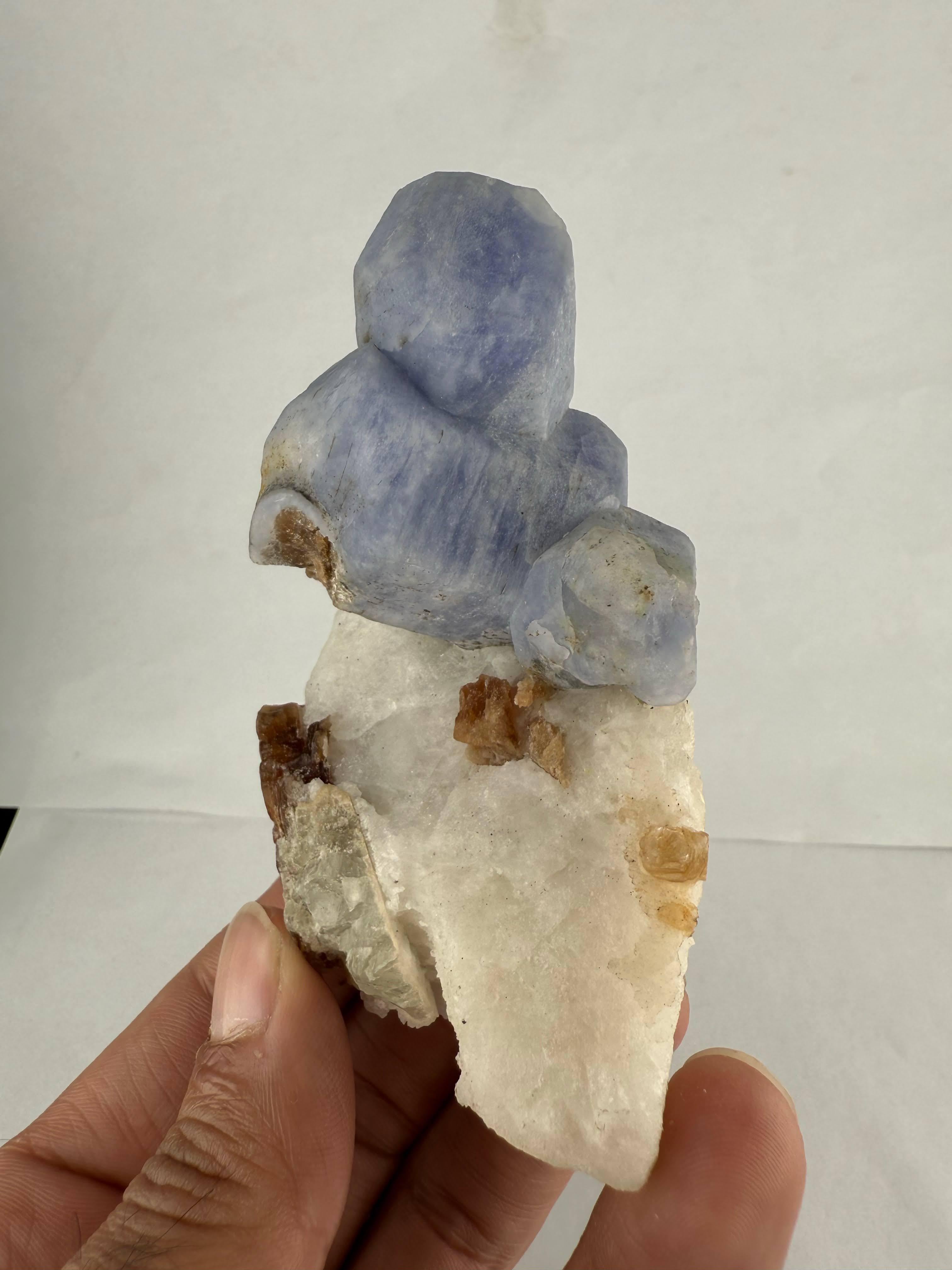 Natürliche Probe eines blauen Hackmanit-Kristalls auf Calcit aus Afghanistan im Angebot 3