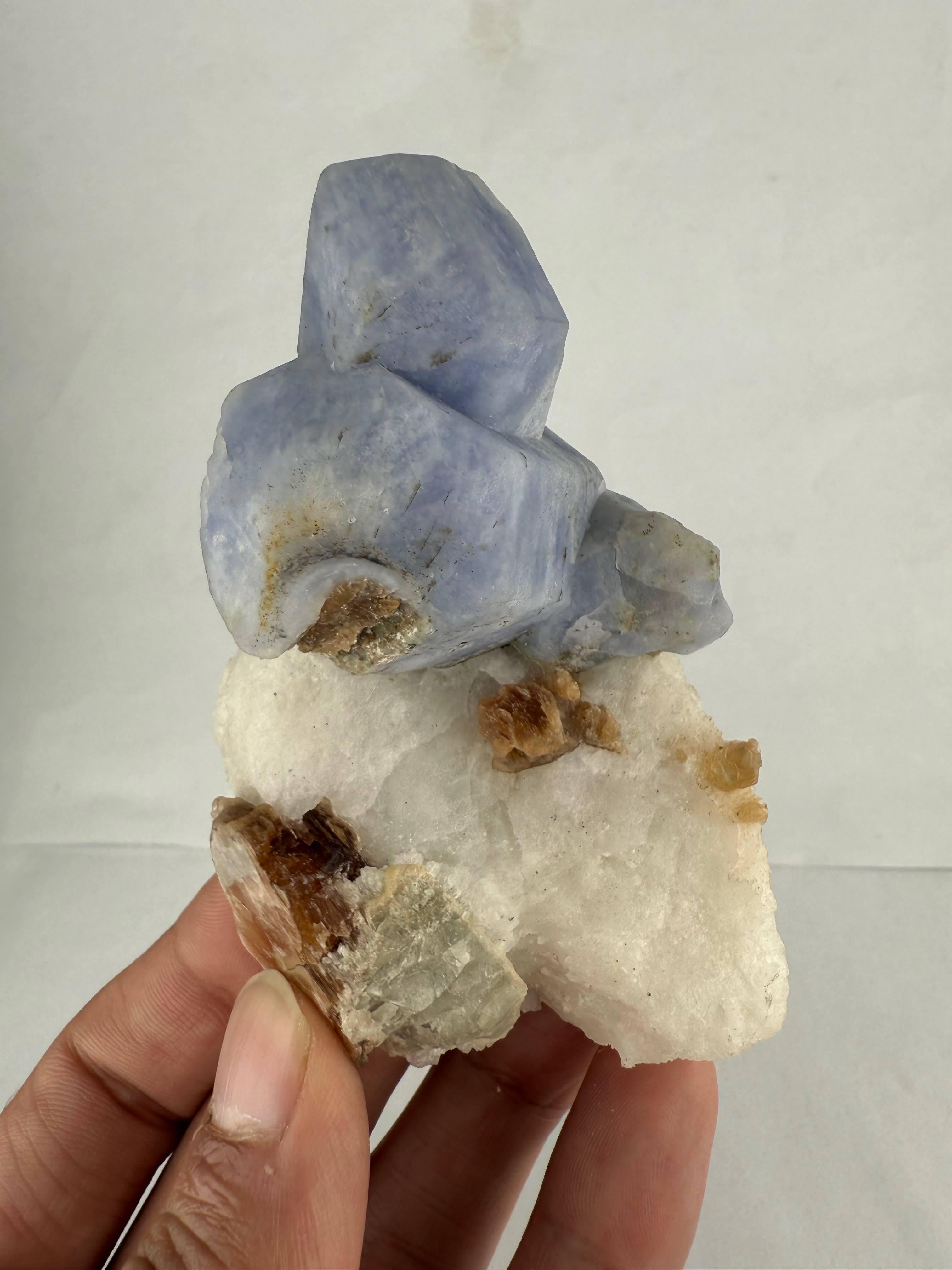 Natürliche Probe eines blauen Hackmanit-Kristalls auf Calcit aus Afghanistan im Angebot 4