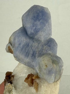 Esemplare naturale di cristallo di Hackmanite blu su calcite dall'Afghanistan