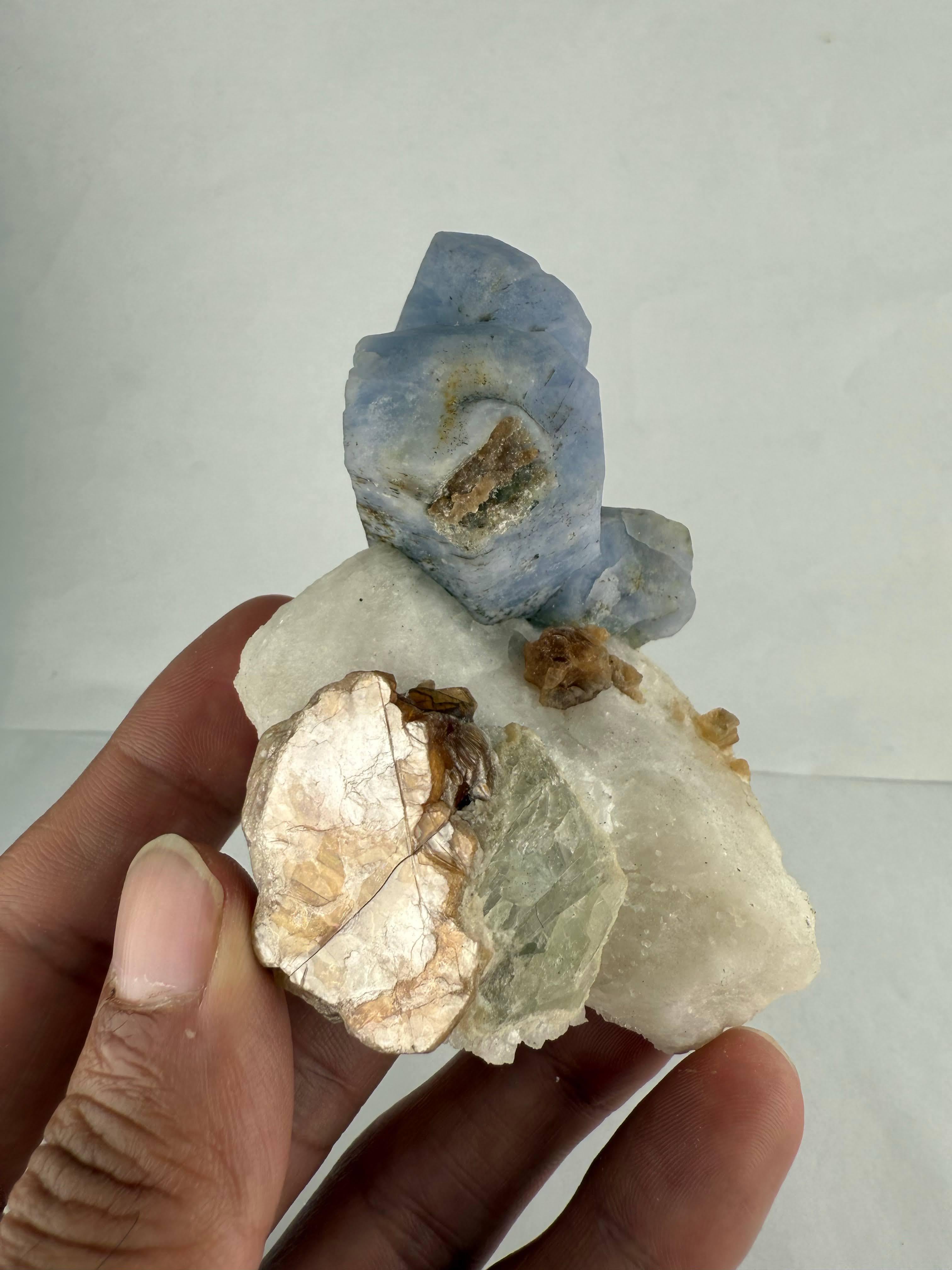 Natürliche Probe eines blauen Hackmanit-Kristalls auf Calcit aus Afghanistan (Afghanisch) im Angebot