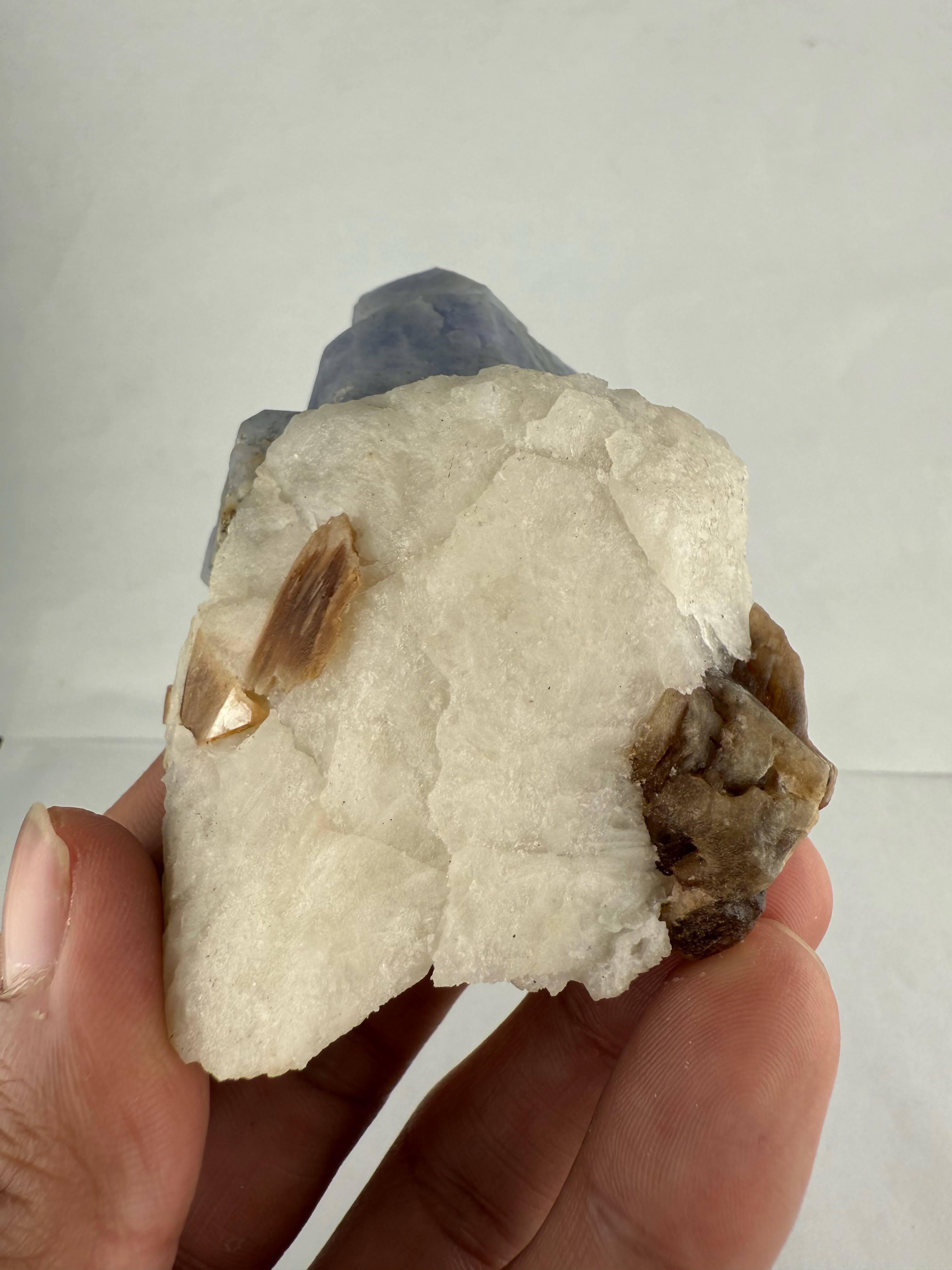 Natürliche Probe eines blauen Hackmanit-Kristalls auf Calcit aus Afghanistan (21. Jahrhundert und zeitgenössisch) im Angebot