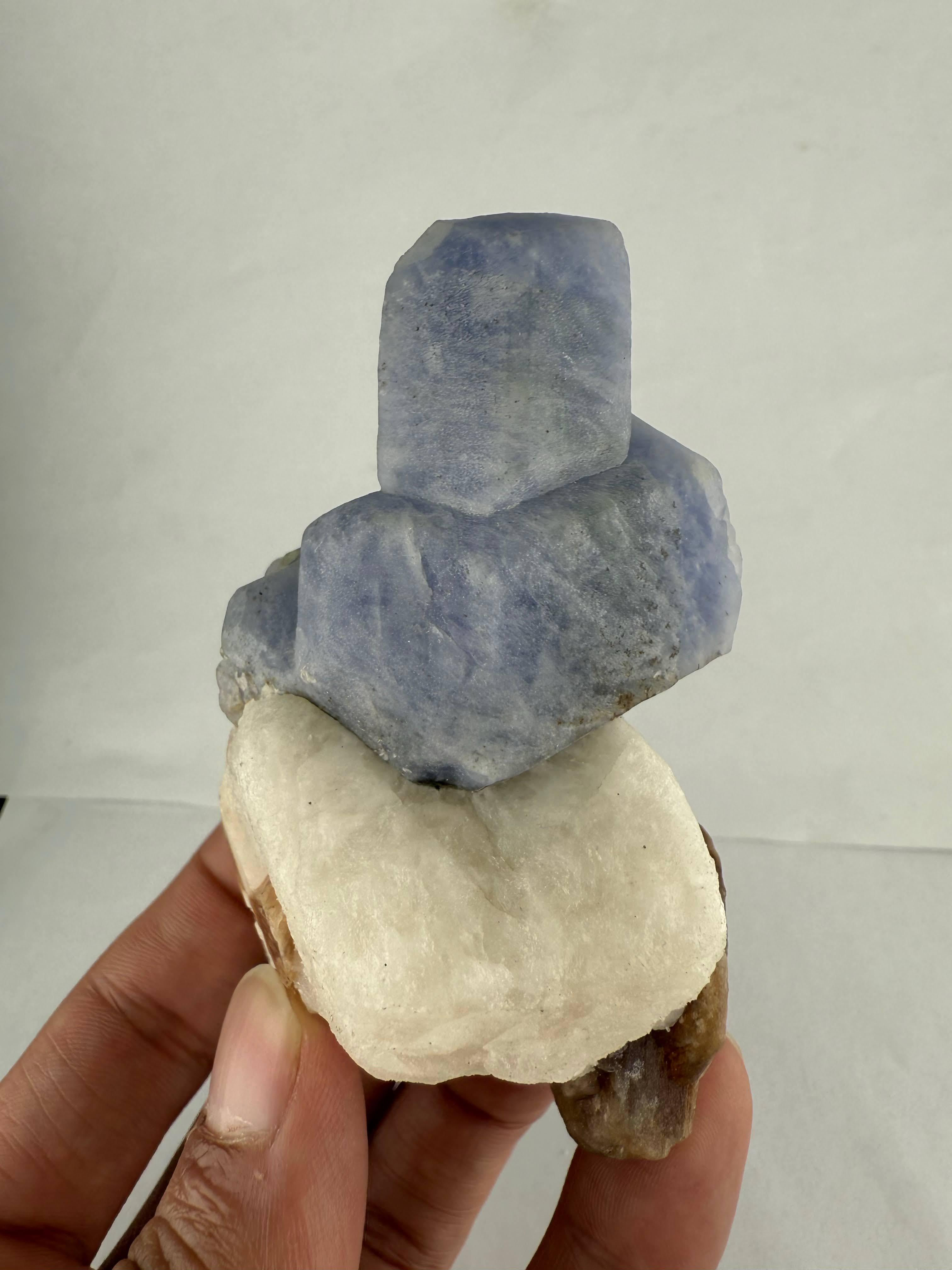 Natürliche Probe eines blauen Hackmanit-Kristalls auf Calcit aus Afghanistan im Angebot 2