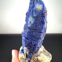 Natürliches Exemplar eines blauen Lazuritkristalls auf Calcit aus Afghanistan