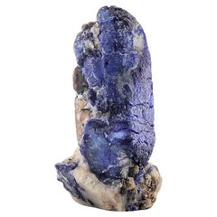 Natürliches Exemplar eines blauen Lazuritkristalls auf Calcit aus Afghanistan