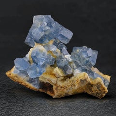 Esemplare naturale di cristalli di celestite su calcite dall'Afghanistan