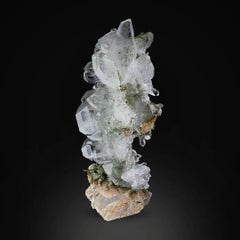 Esemplare naturale di quarzo clorito su calcite dal Pakistan