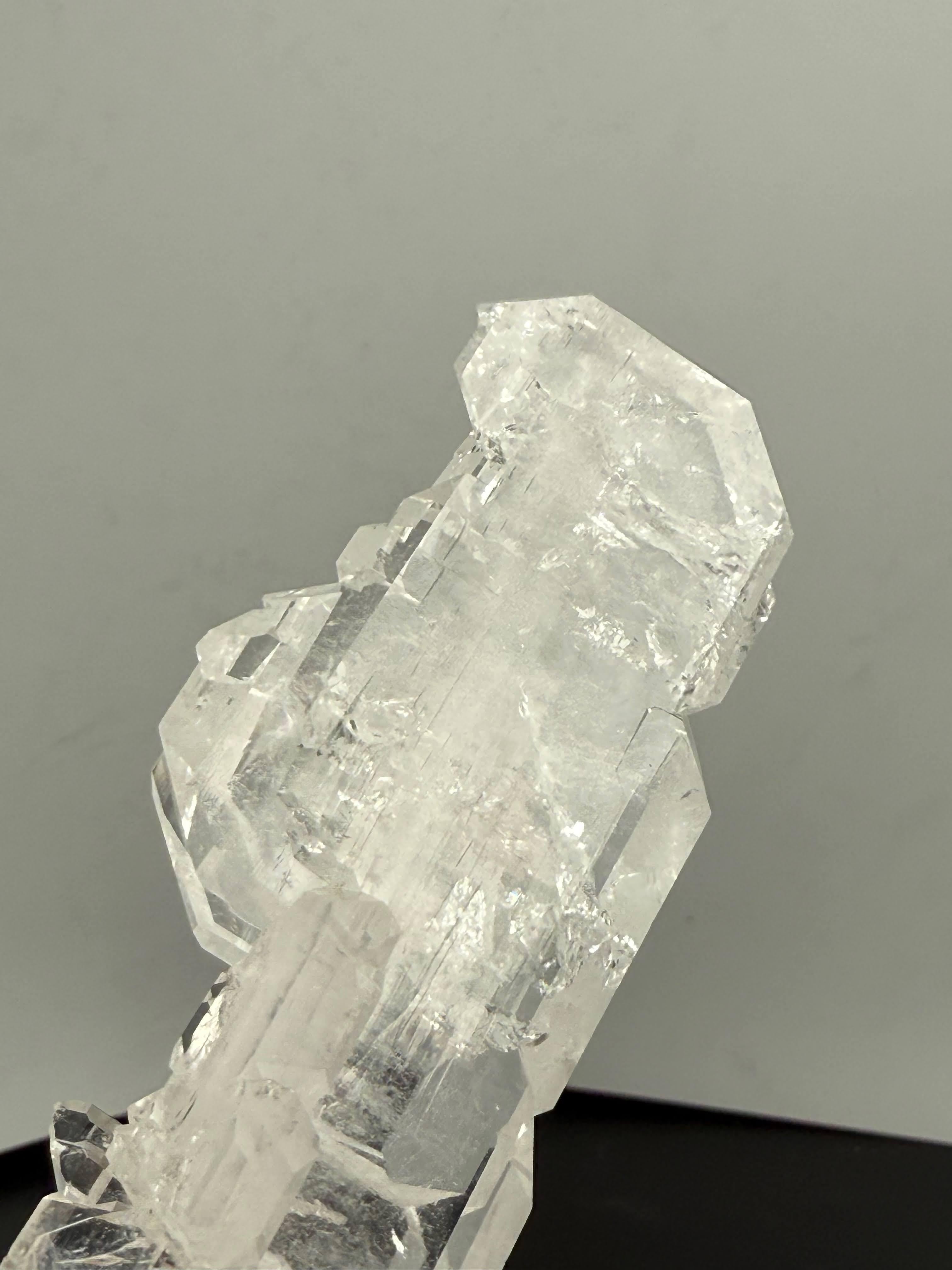 Pakistanais Spécimen Naturel de Sculpture en Quartz Faden Clair du Pakistan en vente